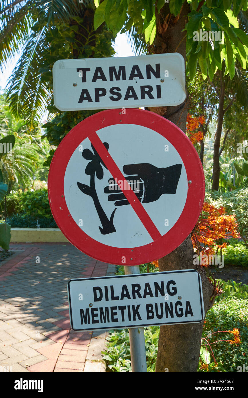 A ne pas cueillir les fleurs signe dans un park à Surabaya, en Indonésie. Banque D'Images