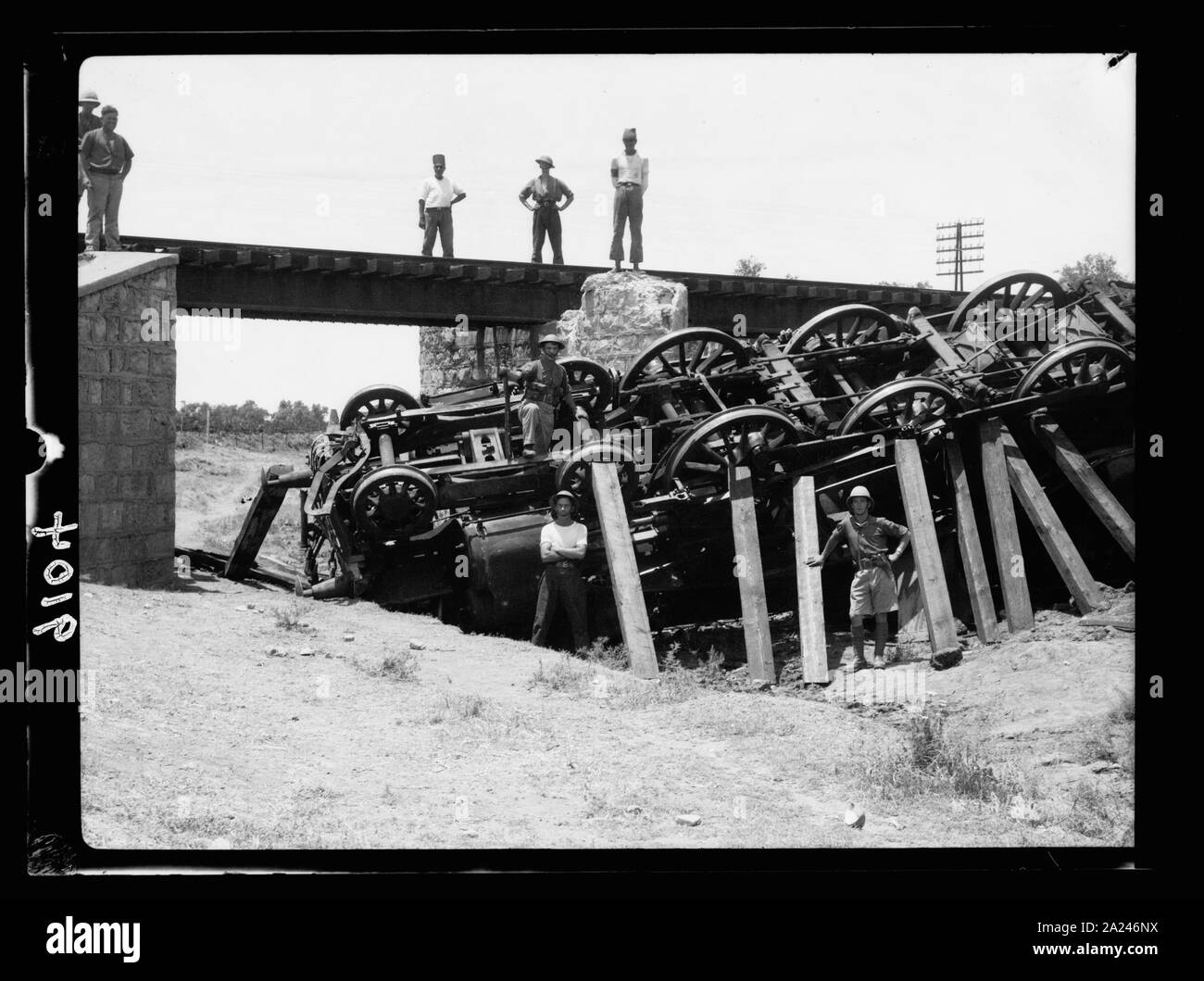 Les perturbations de la Palestine de 1936. Tourné dans une locomotive tortue gully ci-dessous un pont de chemin de fer près de Kefr-Jenuis Banque D'Images