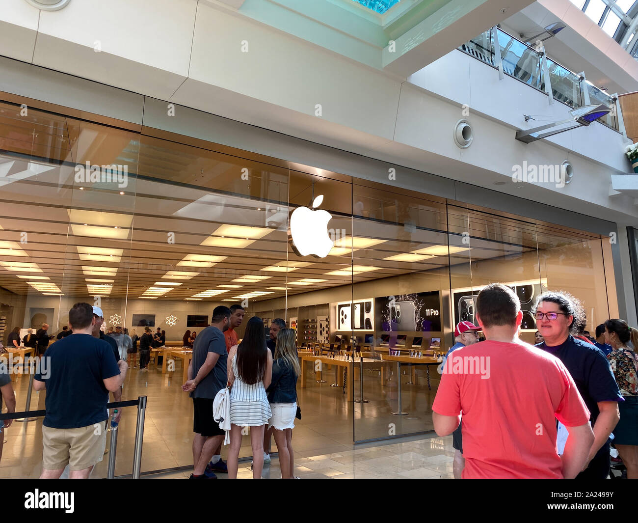 Orlando, FL/USA-9/30/19 : un Apple store avec des gens qui attendent  d'obtenir dans d'acheter un iPhone d'Apple 11 Photo Stock - Alamy