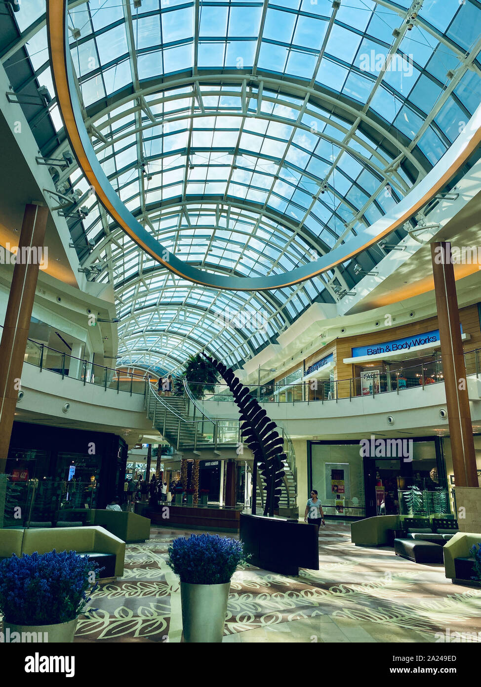 Orlando, FL/USA-9/30/19 : une vue de l'atrium de Millenia Mall à Orlando, Floride. Banque D'Images
