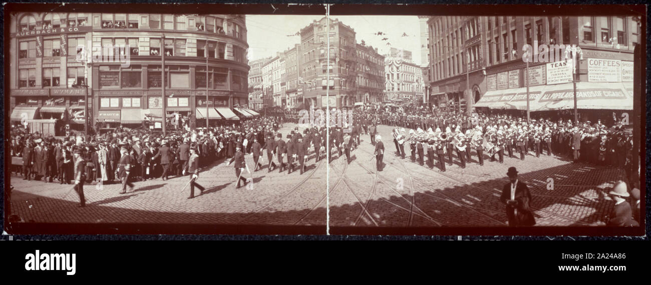 Photo panoramique de l'ancienne et honorable compagnie d'artillerie défilant à Dewey Square, le 3 octobre 190, Boston, Mass. ; Banque D'Images