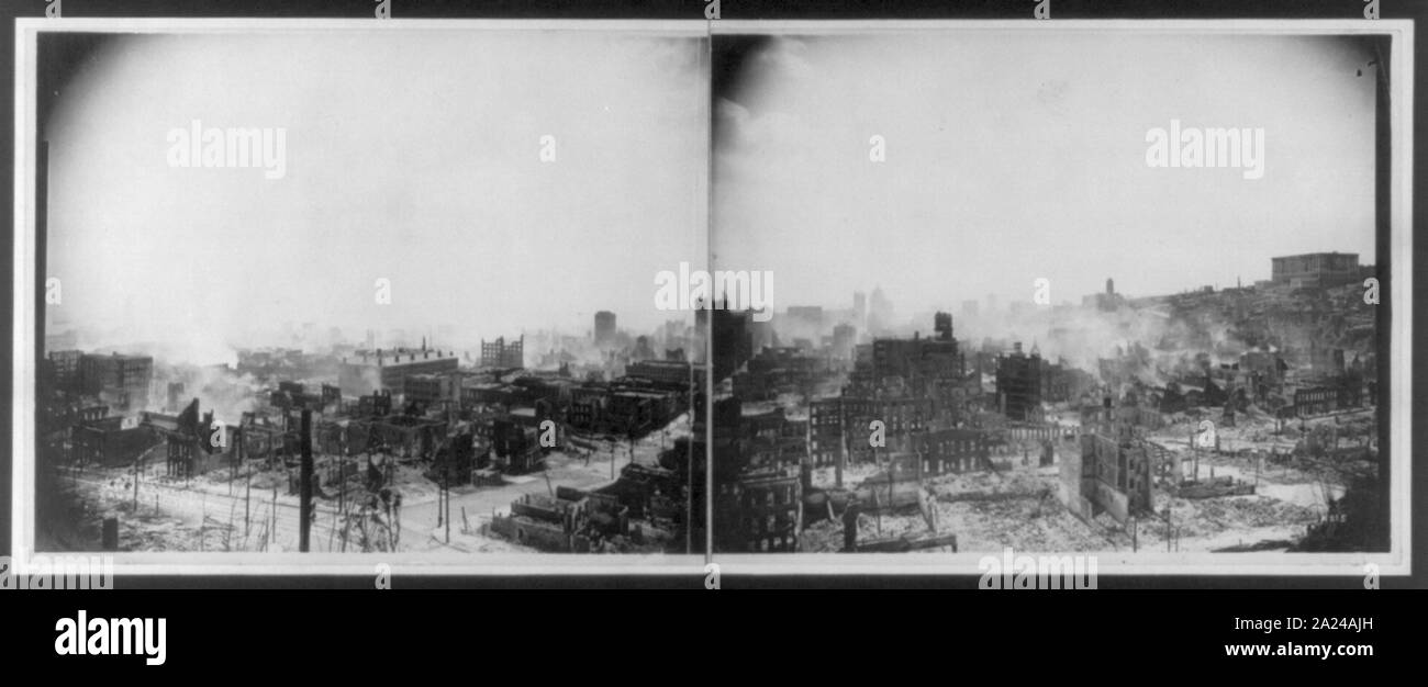 Vue panoramique sur les suites de l'incendie et de tremblement de terre de San Francisco, montrant les ruines de bâtiments et de fumée Banque D'Images