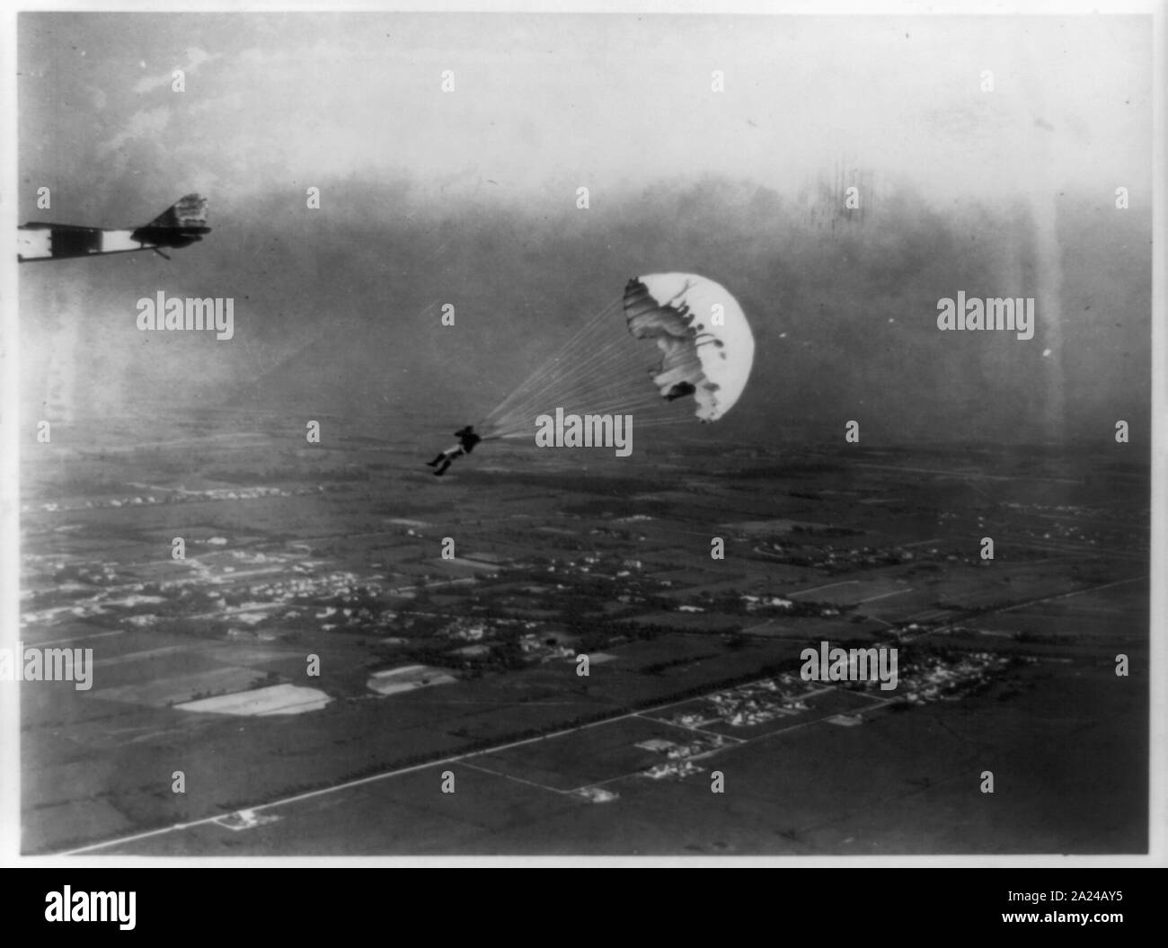 Saut en parachute d'avion par Geo. Starr, Buffalo, N.Y. / photo de Milton J. Washburn. Banque D'Images