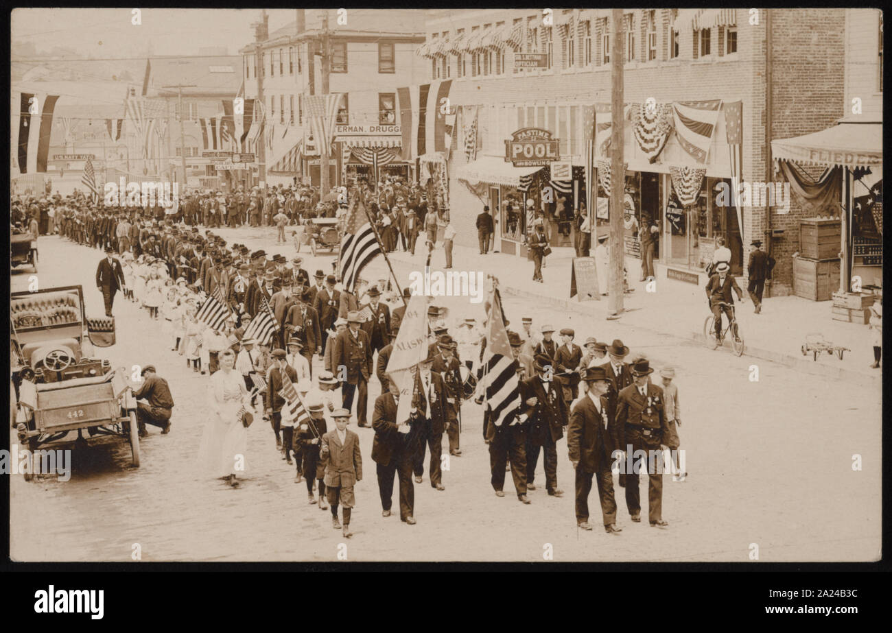 Défilé des anciens combattants de la guerre civile et des enfants portant des drapeaux américains et de l'Alaska sur la rue du centre-ville Banque D'Images