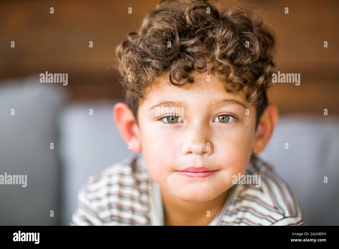 Beau Jeune Garcon Aux Cheveux Boucles Sourit Photo Stock Alamy