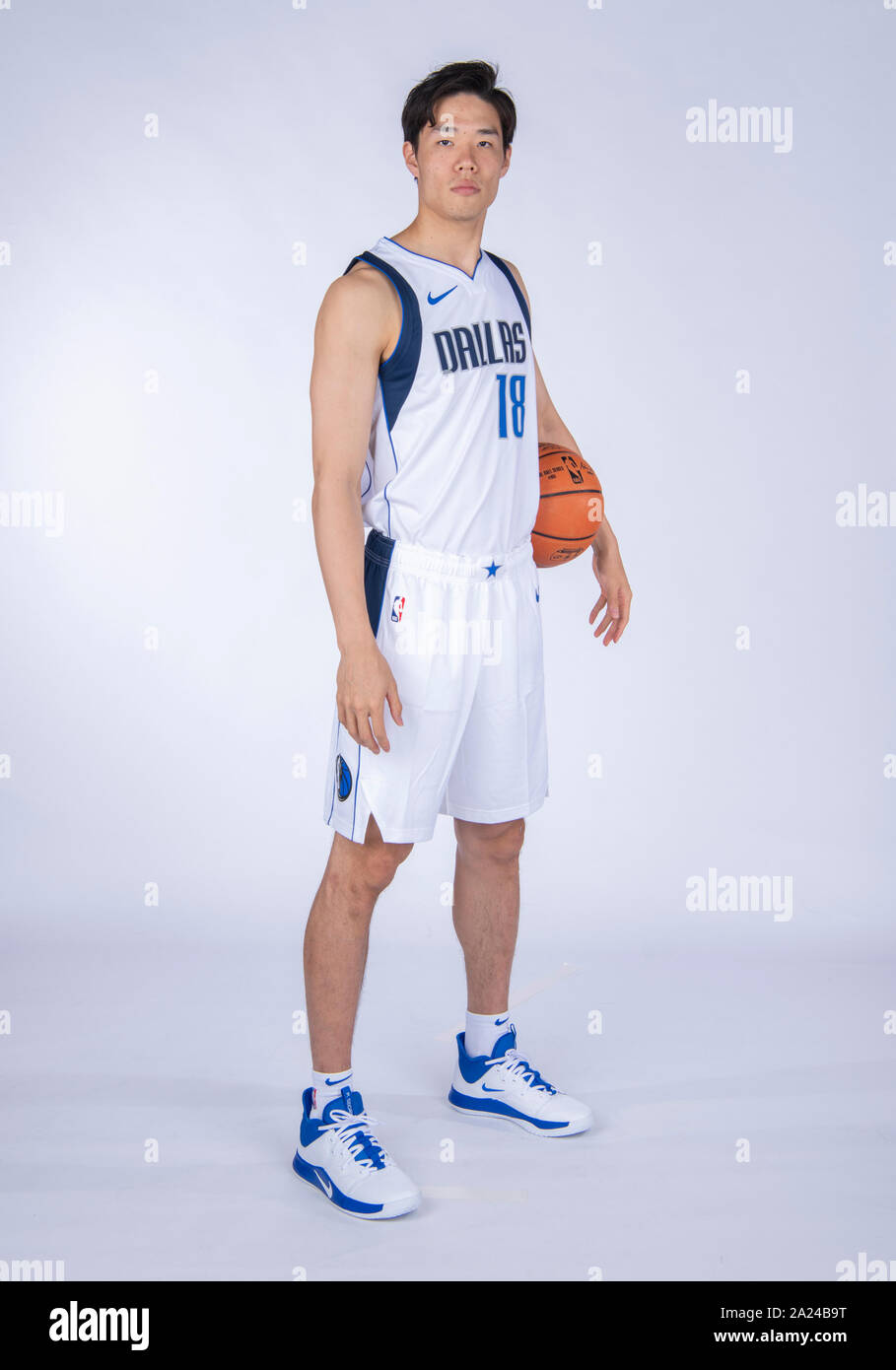 Sept 30, 2019 : Dallas Mavericks guard Yudai Baba # 18 pose au cours de la Journée des médias des Dallas Mavericks a tenu à l'American Airlines Center à Dallas, TX Banque D'Images
