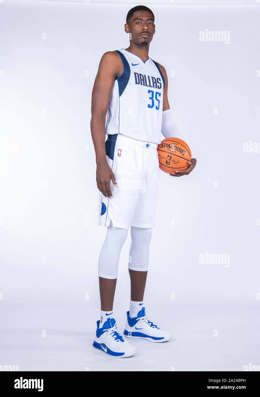 Sept 30, 2019 : l'avant Dallas Mavericks Aric Holman # 35 pose au cours de la Journée des médias des Dallas Mavericks a tenu à l'American Airlines Center à Dallas, TX Banque D'Images