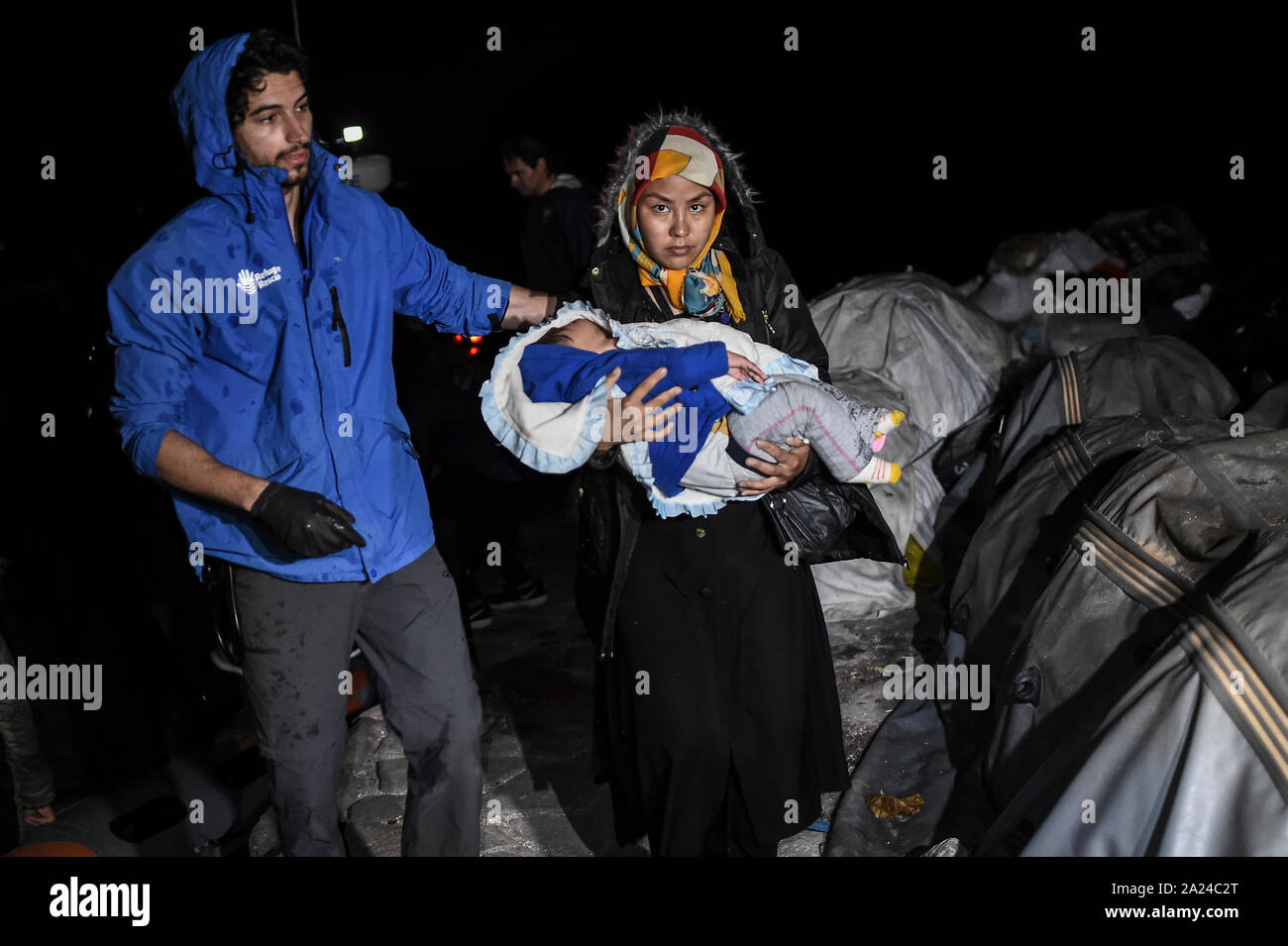 Skala Sikamias, Grèce. 26 Sep, 2019. Une migrante d'Afghanistan tient son enfant dans ses bras après une opération de sauvetage par les garde-côtes grecs dans le port de Skala Sikamias sur l'île de Lesbos. Angelos Tzortzinis : Crédit/dpa/Alamy Live News Banque D'Images