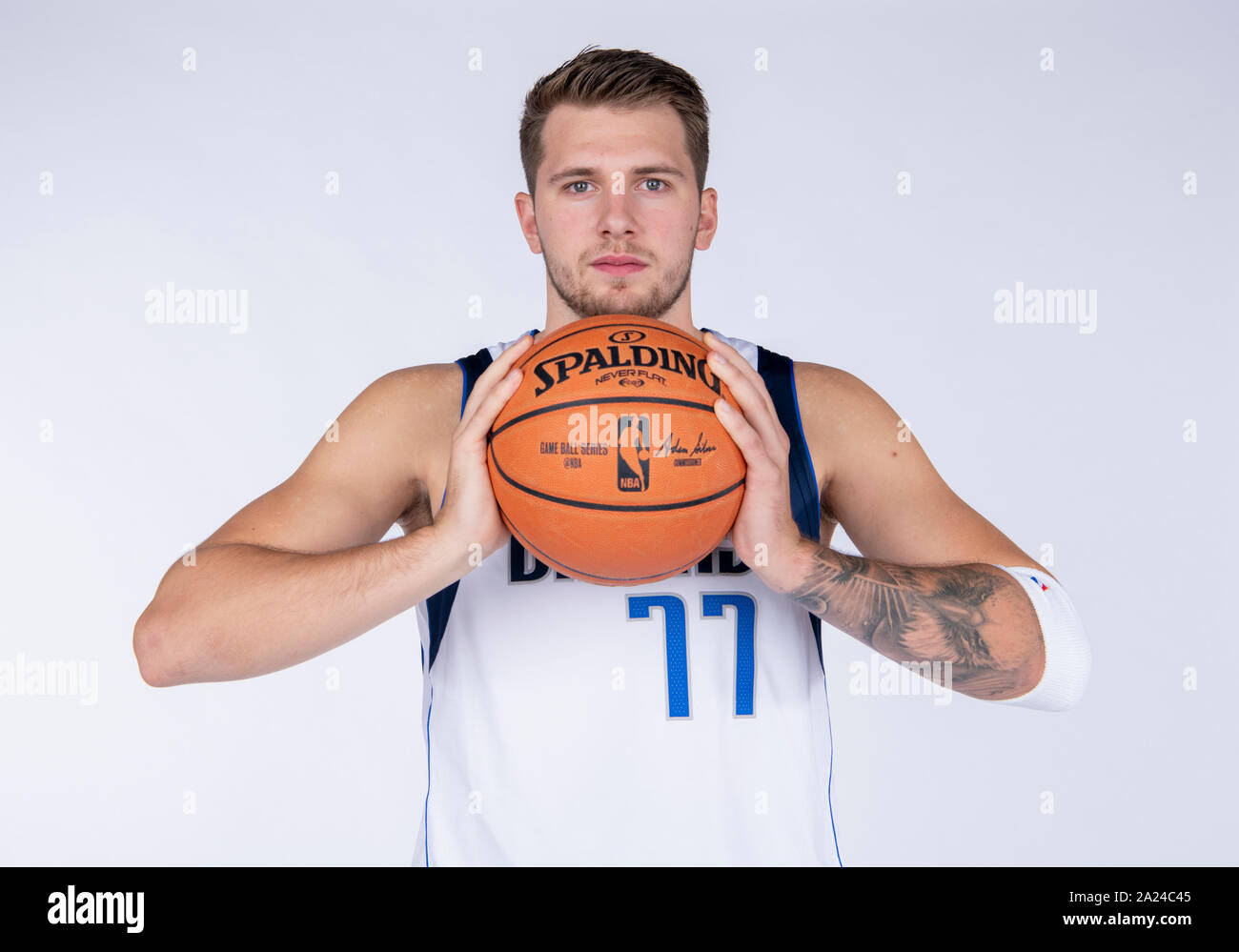 Sept 30, 2019 : l'avant Dallas Mavericks Luka Doncic # 77 pose au cours de la Journée des médias des Dallas Mavericks a tenu à l'American Airlines Center à Dallas, TX Banque D'Images