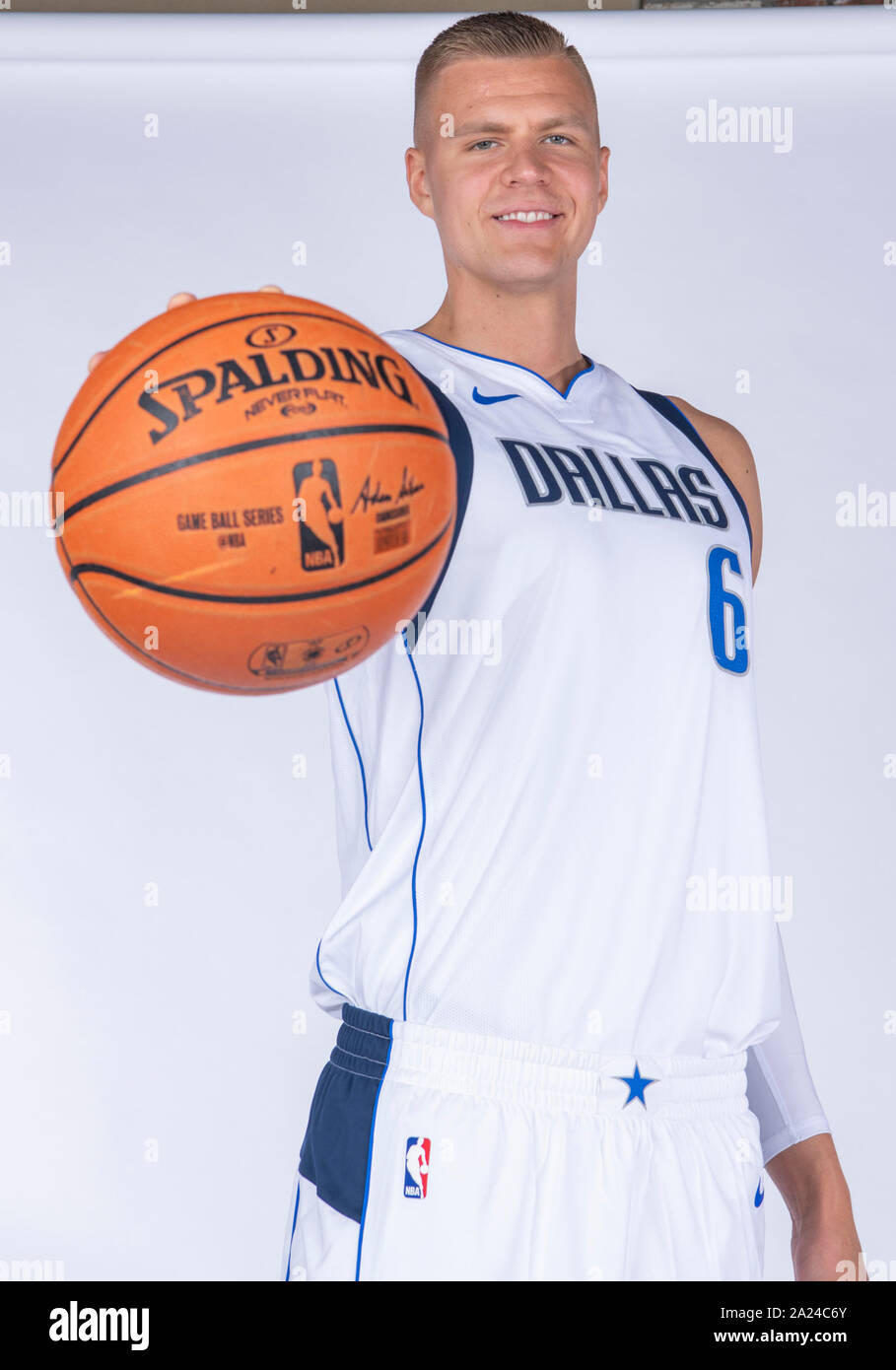 Sept 30, 2019 : l'avant Dallas Mavericks Kristaps Porzingis # 6 pose au cours de la Journée des médias des Dallas Mavericks a tenu à l'American Airlines Center à Dallas, TX Banque D'Images