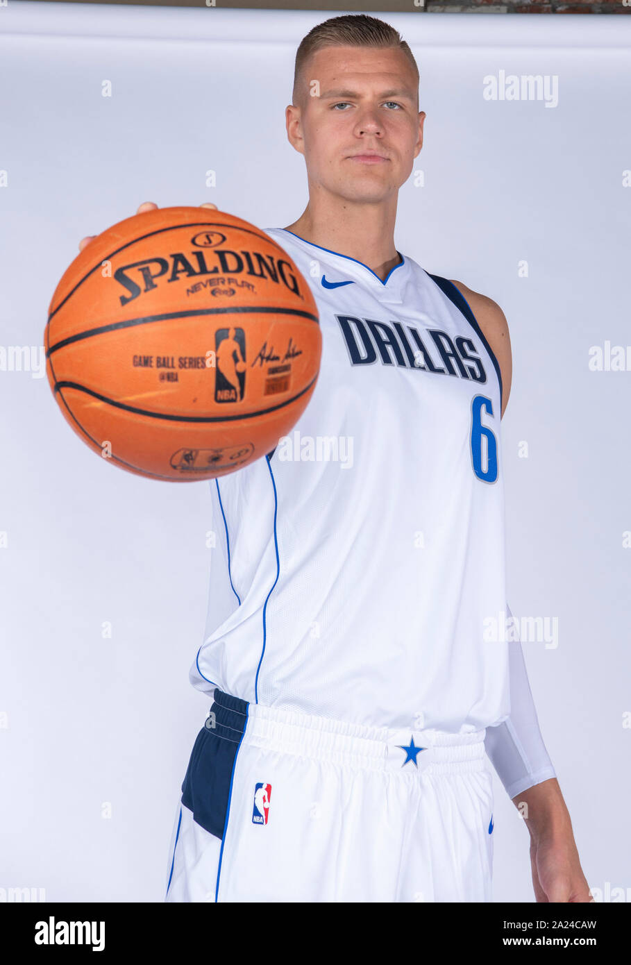 Sept 30, 2019 : l'avant Dallas Mavericks Kristaps Porzingis # 6 pose au cours de la Journée des médias des Dallas Mavericks a tenu à l'American Airlines Center à Dallas, TX Banque D'Images