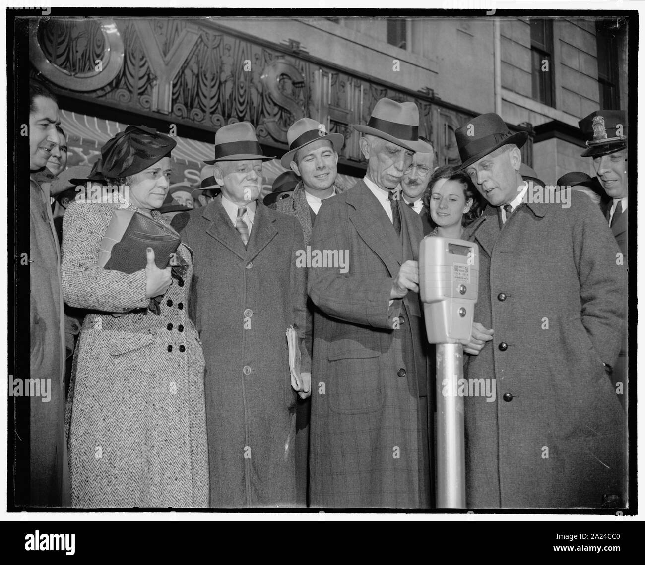 Les parcomètres pour le Capitole national. Washington, D.C., le 14 novembre. Melvin Commissaire Hazen et William Van Duzer, mettant le premier nickel dans les horodateurs commandés par le Congrès pour un test à Washington. Le stationnement sera au taux de cinq cents de l'heure, avec l'octroi de plus de cinq cents, 11/14/38 Banque D'Images