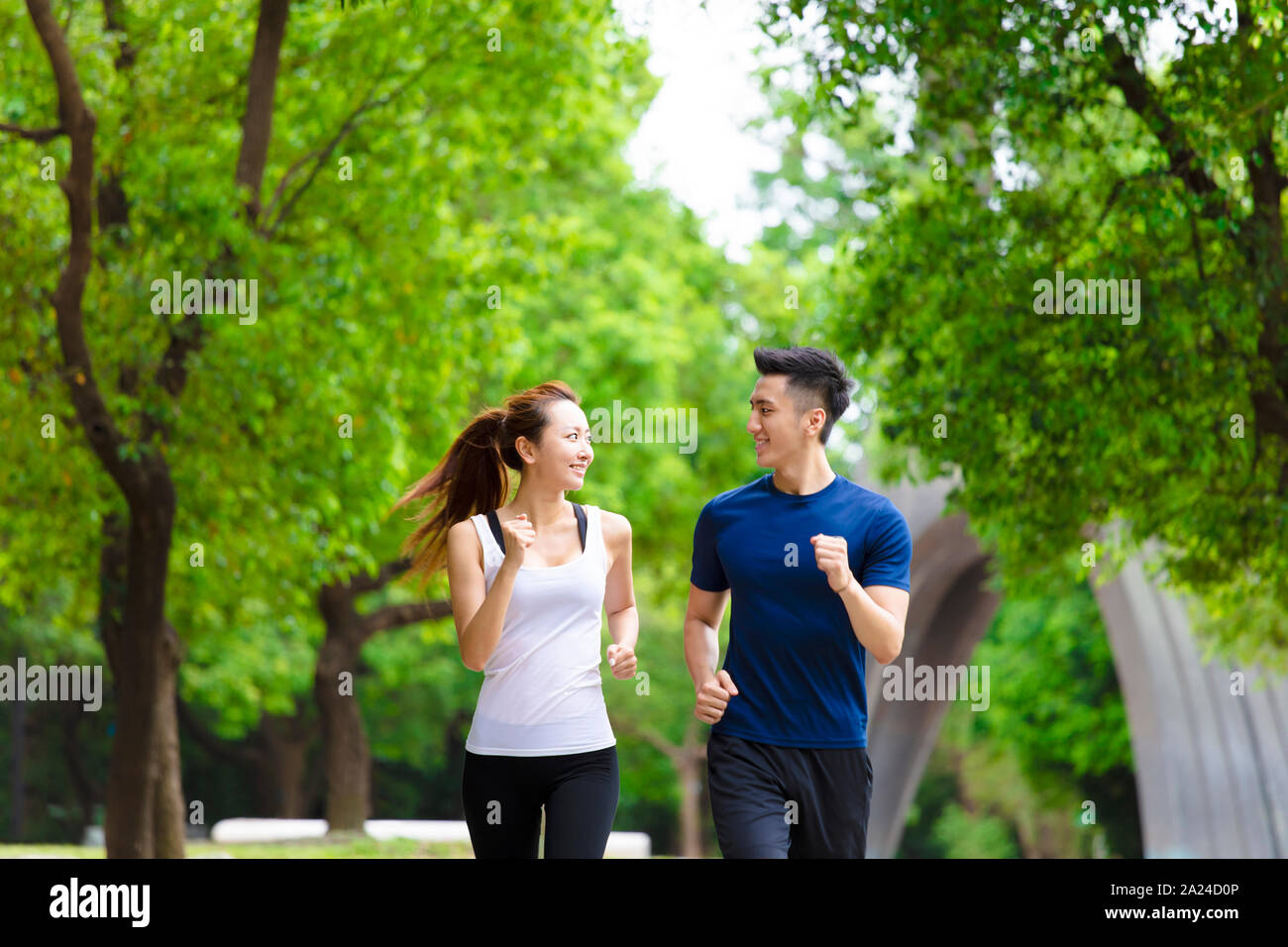 Happy young Couple jogging et running in park Banque D'Images