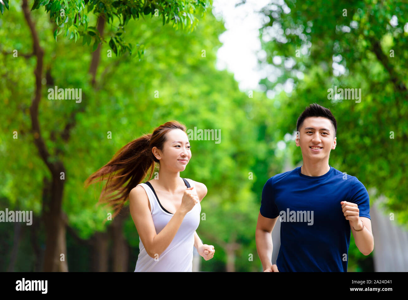 Happy asian Couple jogging et d'exécution en nature Banque D'Images