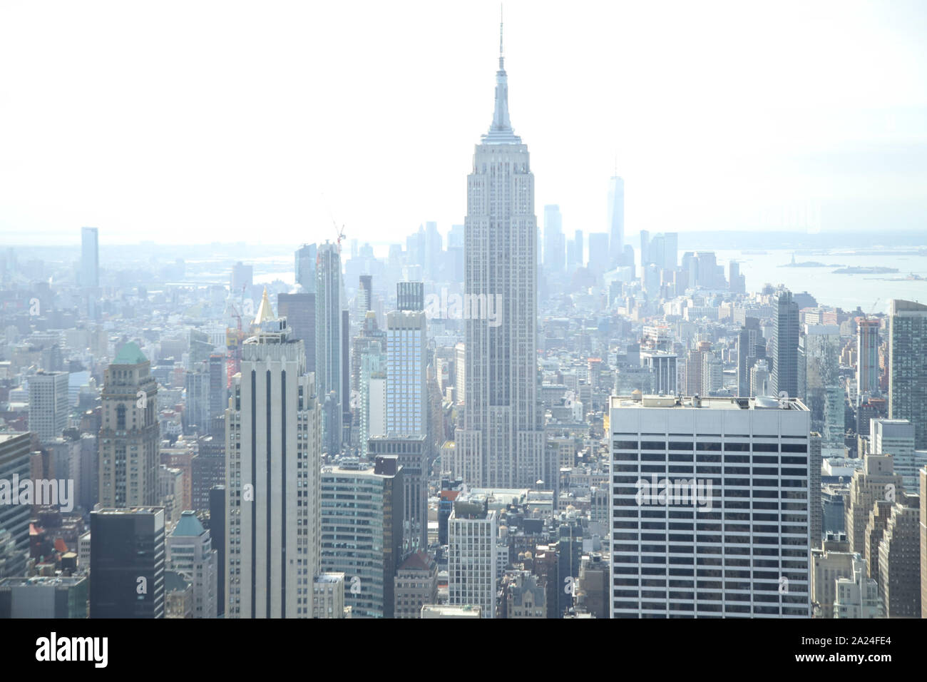 Vue sur l'Empire State Building du haut de la roche observatoire dans Manhattan New York Banque D'Images