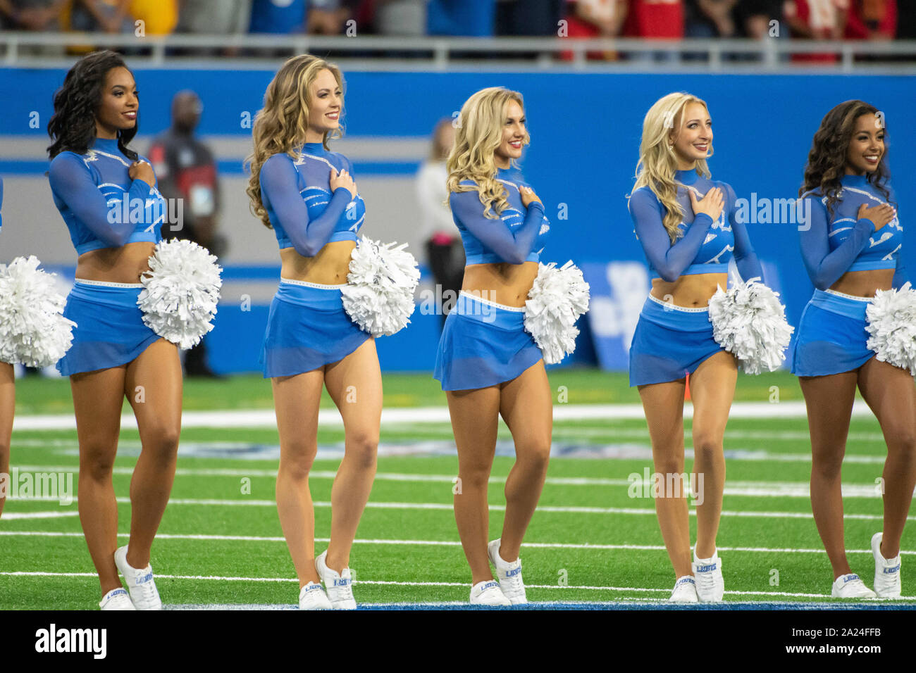 DETROIT, MI - Septembre 29 : Les Lions cheerleaders pendant l'hymne national avant le match de la NFL entre Kansas City Chiefs et Lions de Détroit le 29 septembre 2019 au Ford Field de Detroit, MI (Photo by Dranberg/Cal Sport Media) Banque D'Images