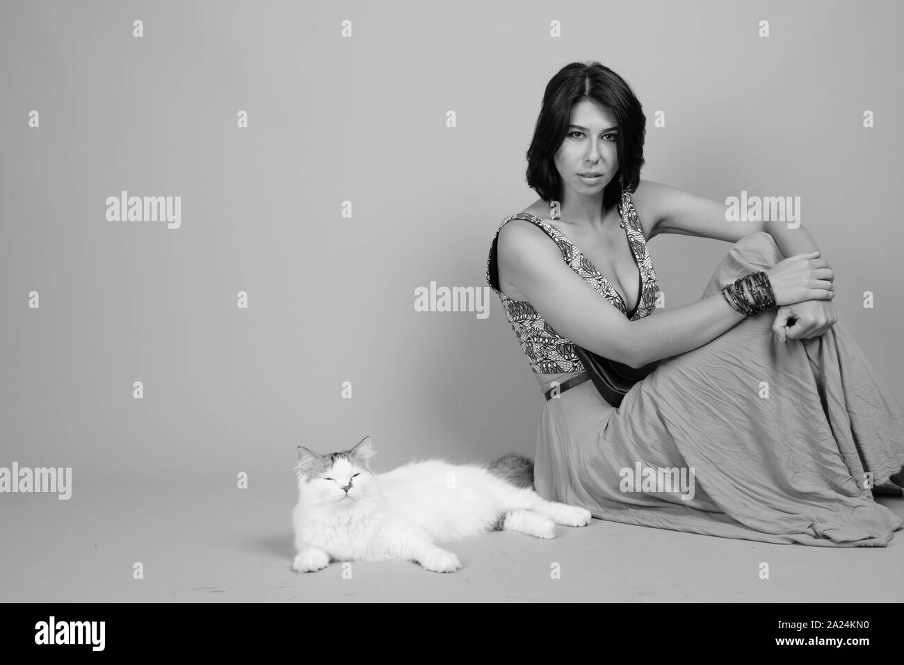 Belle Jeune Femme Avec Chat Persan Tourne En Noir Et Blanc Photo Stock Alamy Belle Jeune Femme Avec Chat Persan Tourne En Noir Et Blanc Photo Stock Alamy
