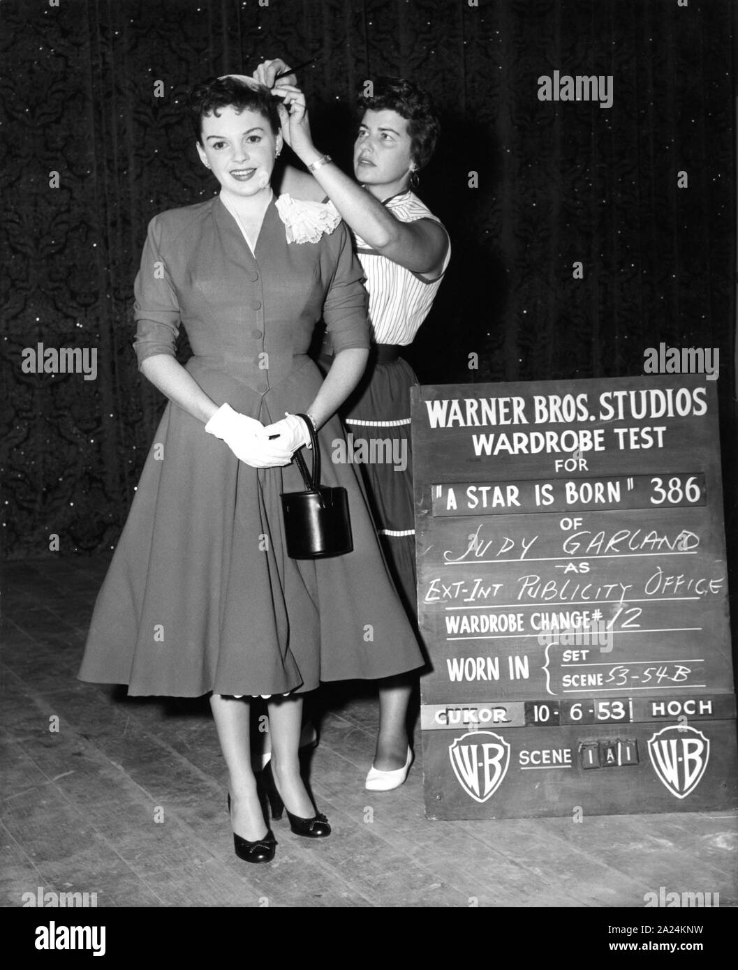 JUDY GARLAND armoire / essai costume franc pendant le tournage du film UNE ÉTOILE EST NÉE 1954 réalisateur George Cukor costumes Jean Louis et Mary Ann Nyberg photo de Pat Clark Transcona Enterprises / Warner Bros. Banque D'Images