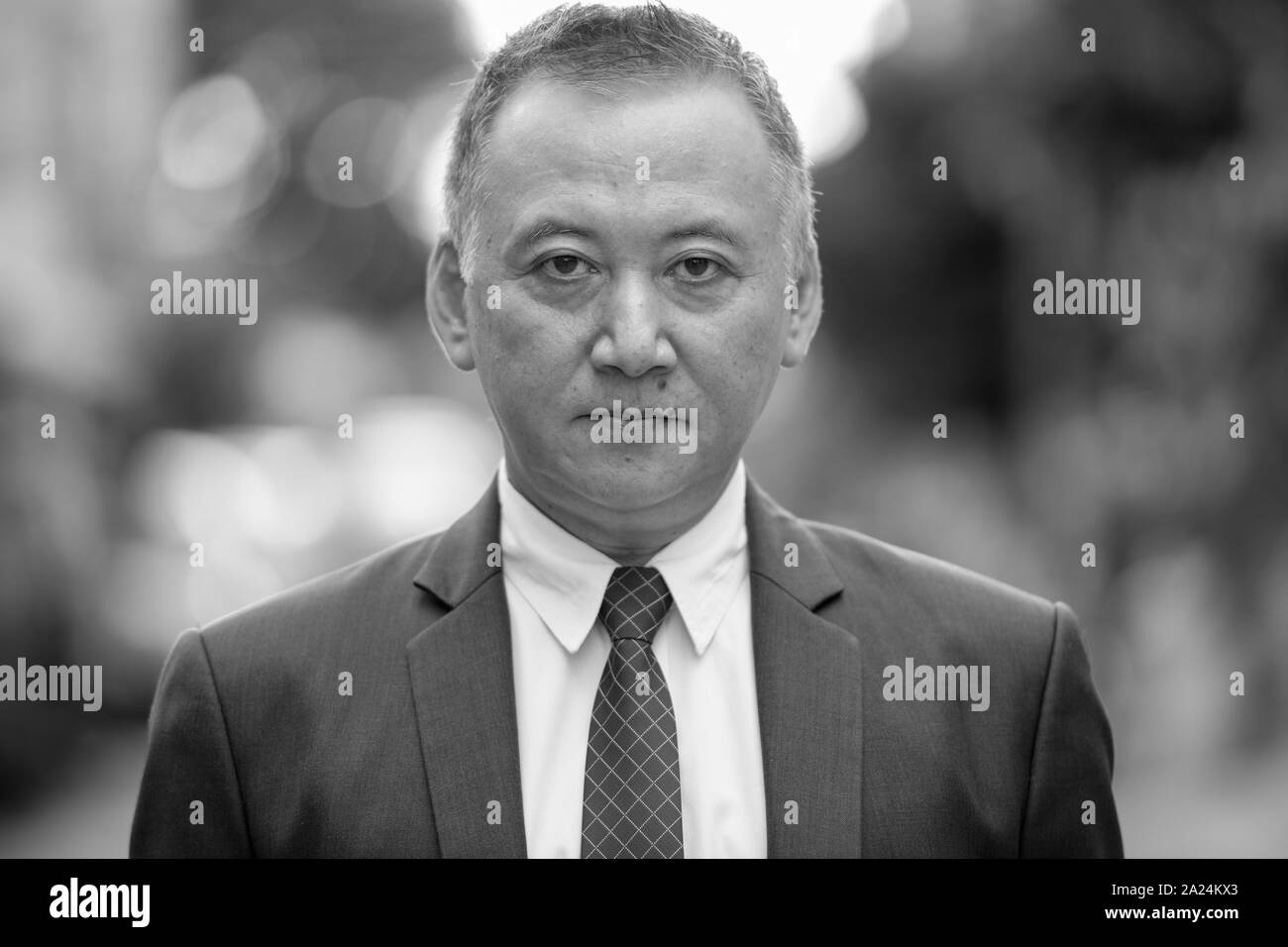 Mature businessman japonais dans les rues à l'extérieur Banque D'Images