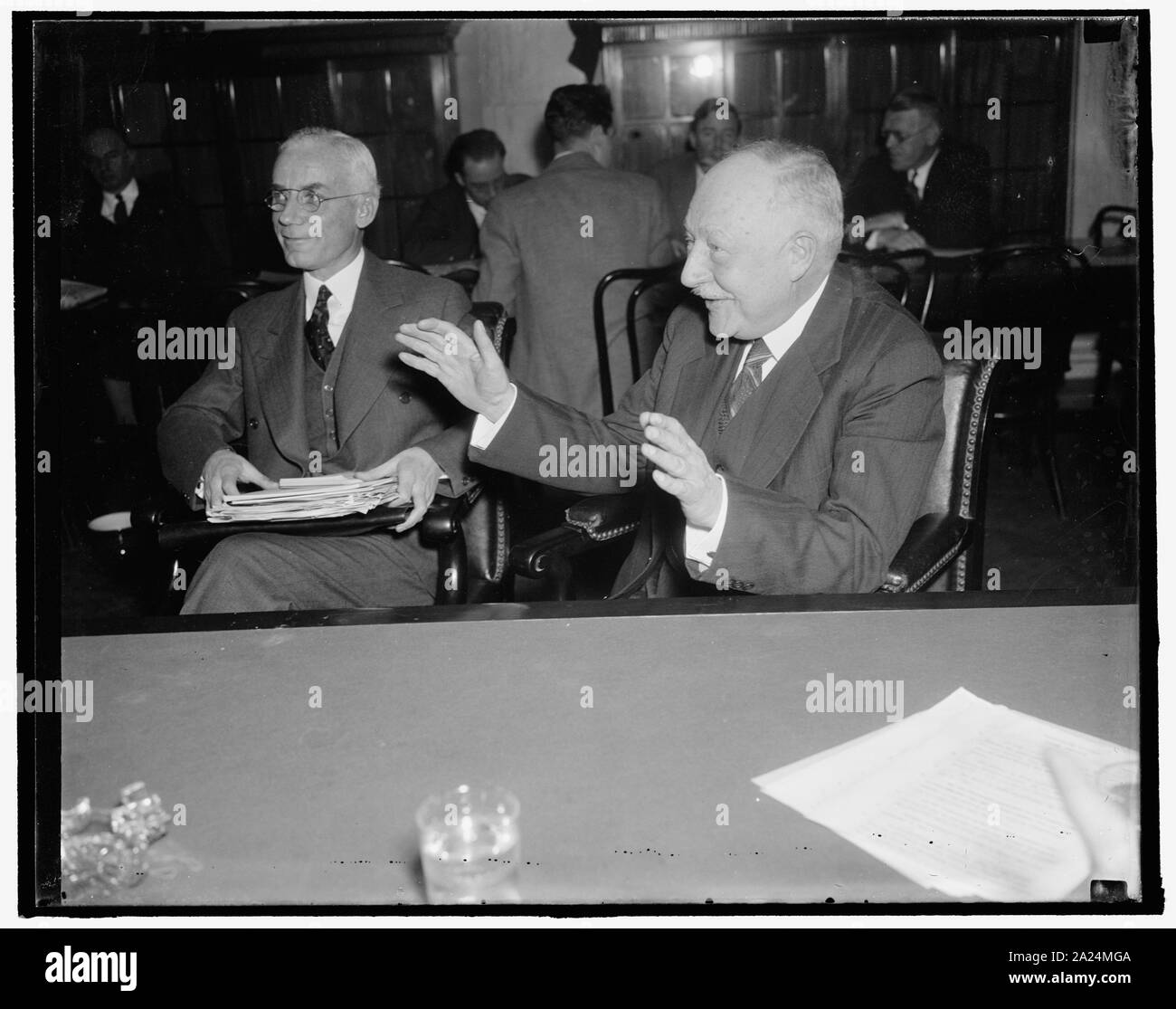 Pennsy VP avant que Sénat enquête ferroviaire. Washington, D.C., 21 décembre. Après avoir entendu le président Wheeler de l'enquête sénatoriale charger la Pennsylvania Railroad à violer les décisions de la CPI et de la dissimulation de faits d'actionnaires dans l'achat des stocks de fer de 1925 à 1928, le comté de Vice-président financier ...de la route, a témoigné que les achats soient faits pour protéger les intérêts de ses actionnaires. Il a ajouté ceci est en ligne avec un programme alors examinées pour diviser les chemins de fer de l'Est en quatre grands systèmes. 12/21/37 Banque D'Images