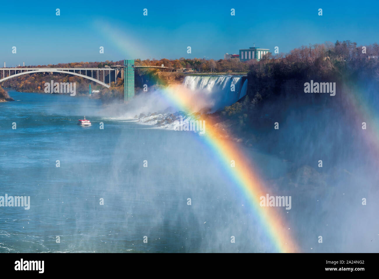 Rainbow dans Niagara Falls Banque D'Images