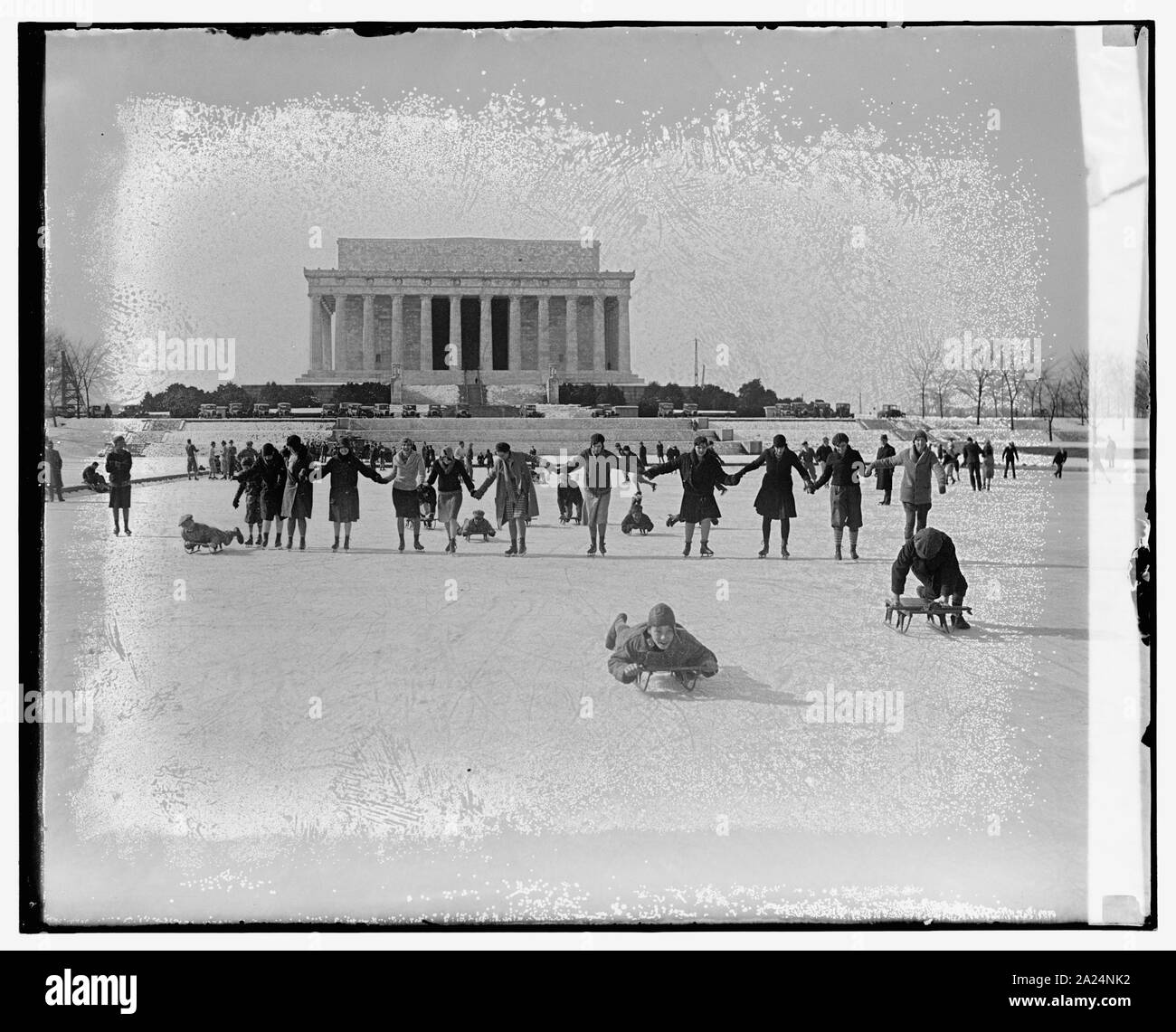 Les gens le patinage sur glace en face de Lincoln Memorial Banque D'Images