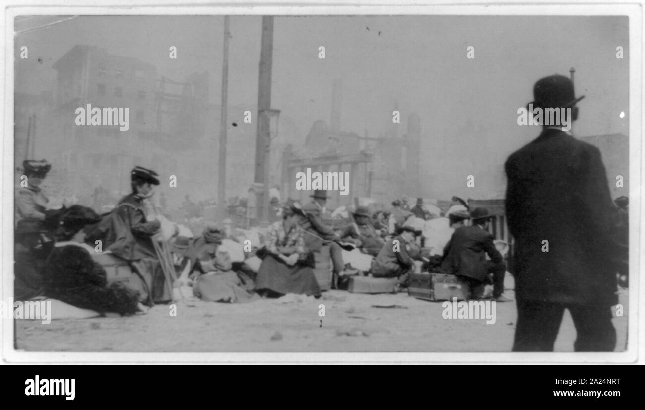 Les gens assis dans rue en face des ruines du tremblement de terre, San Francisco, Californie Banque D'Images