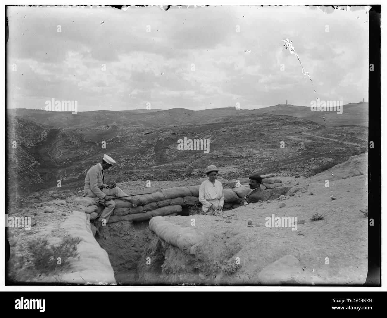 Les personnes qui visitent des tranchées, probablement en dehors de Jérusalem Banque D'Images