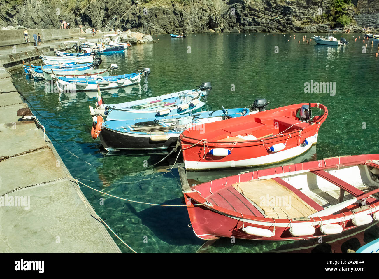 Vernazza Bay avec des bateaux colorés - Cinque Terre, La Spezia Province, Région de Ligurie, Italie Banque D'Images