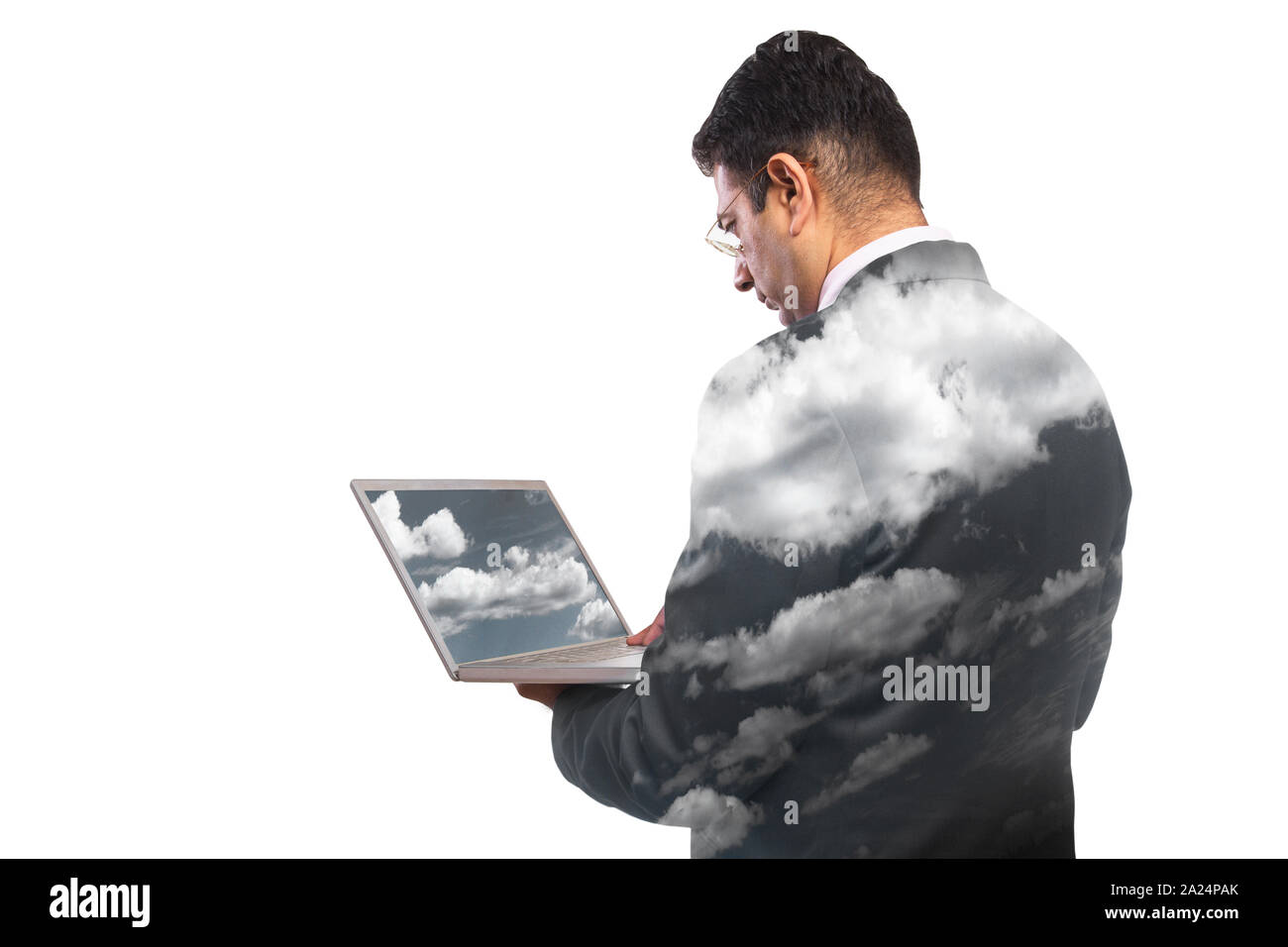Vue arrière du businessman working on laptop computer avec des teintes de nuages Banque D'Images