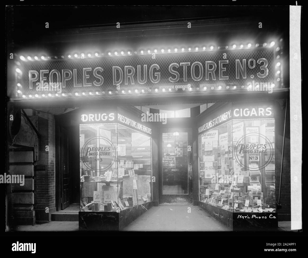 Peoples Drug Store, 14e & U, Washington, D.C., nuit ; Peoples Drug Store, 14e & U, Washington, D.C., nuit ; Banque D'Images