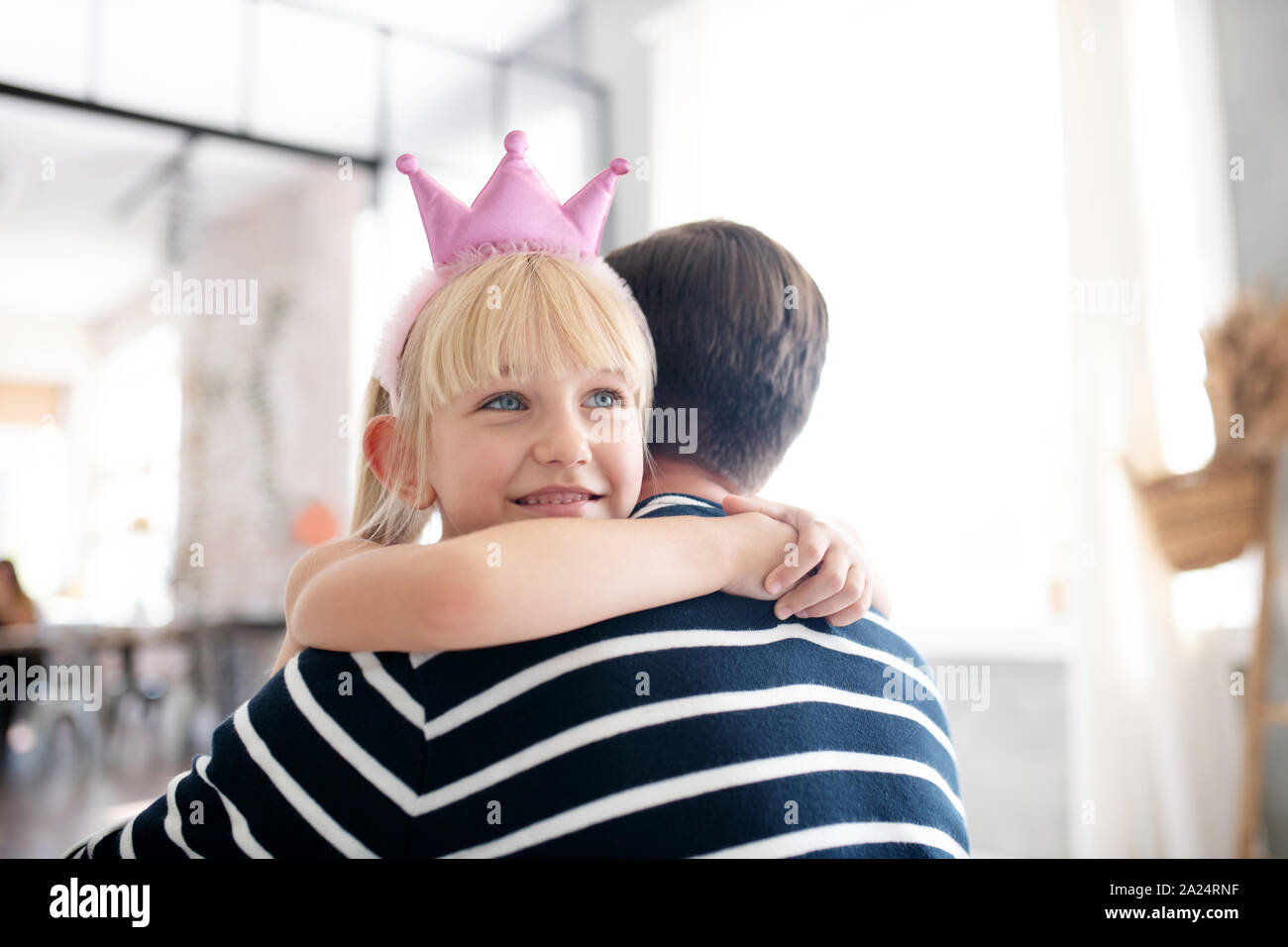 Little blue-eyed princess hugging her père aimant Banque D'Images