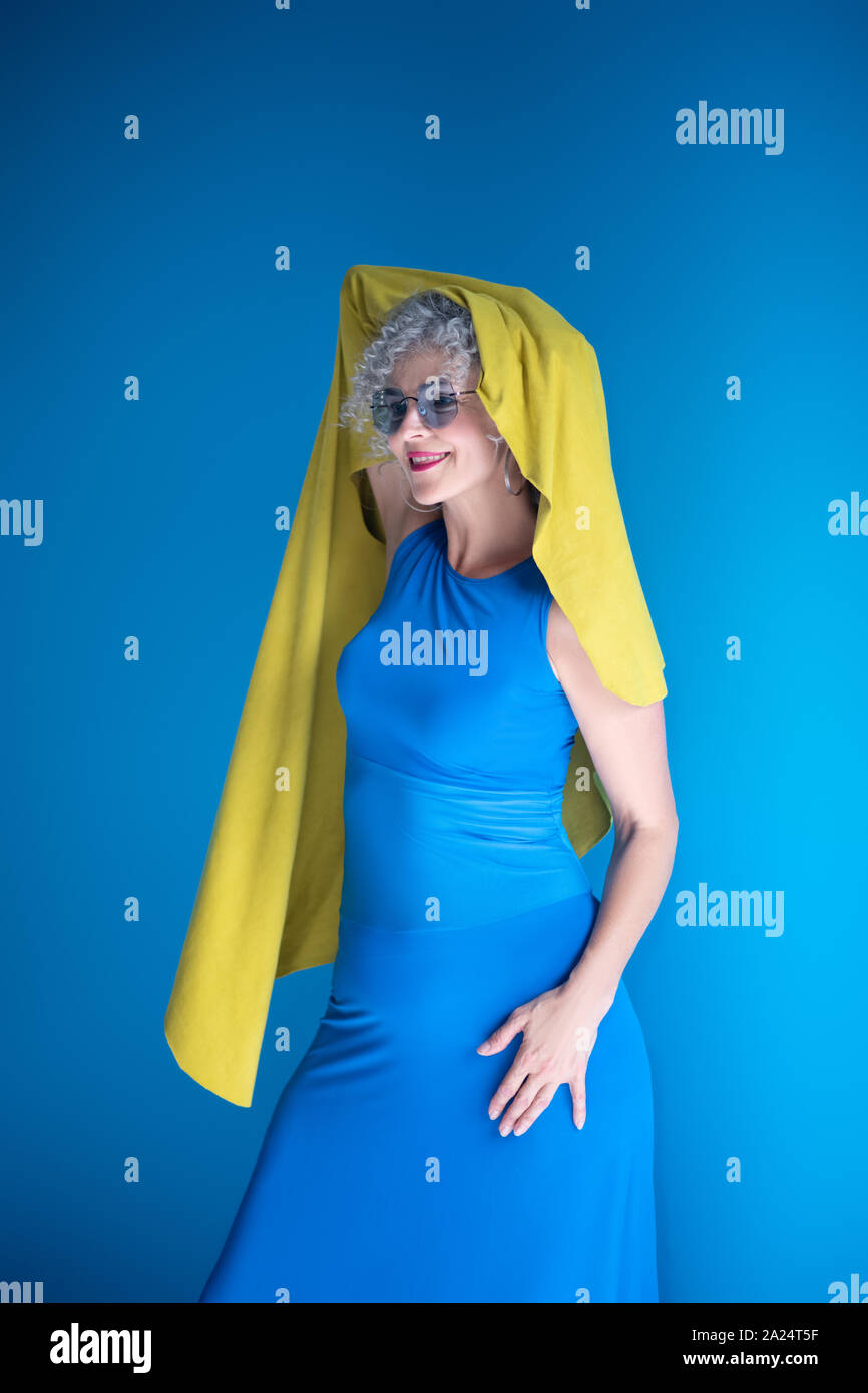 Expérience mature femme photo promouvoir vêtements Banque D'Images