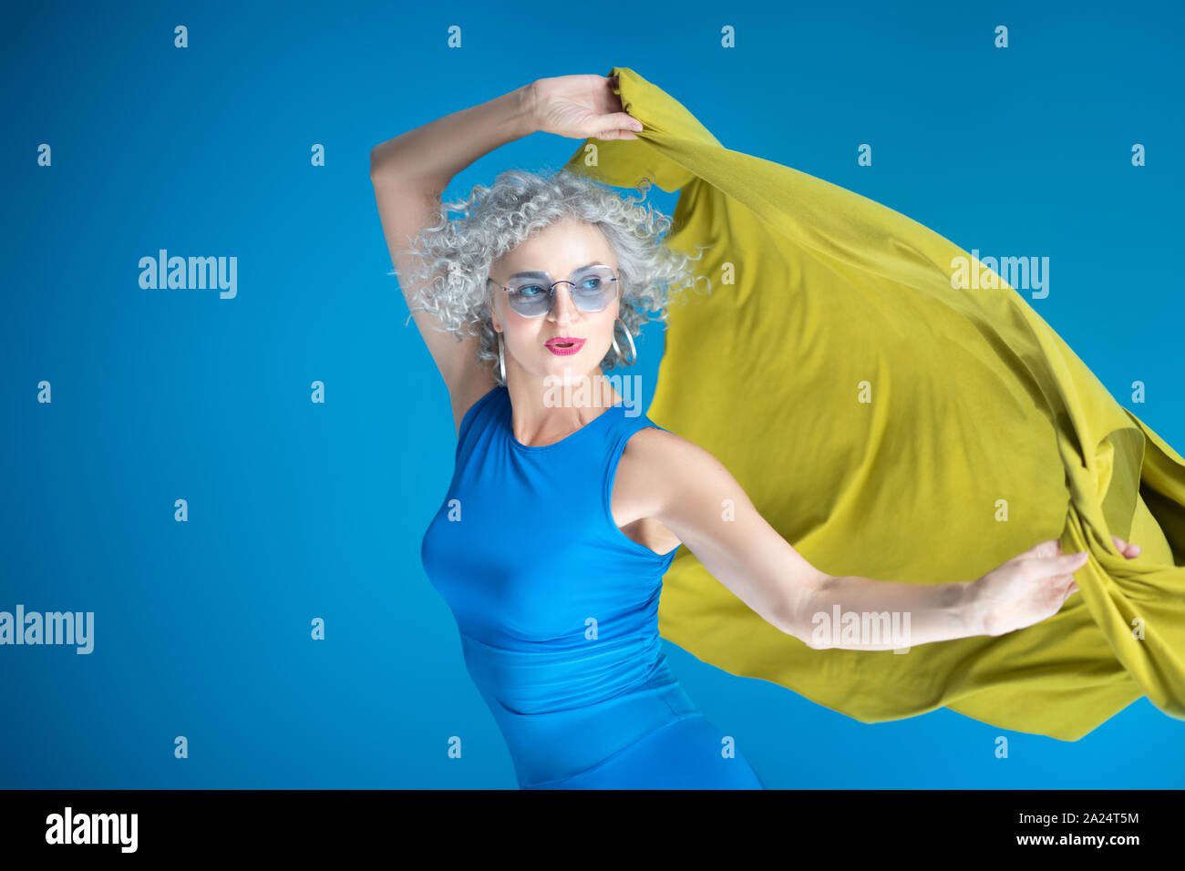 Young woman wearing blue tendre sentiment lunettes gratuitement Banque D'Images