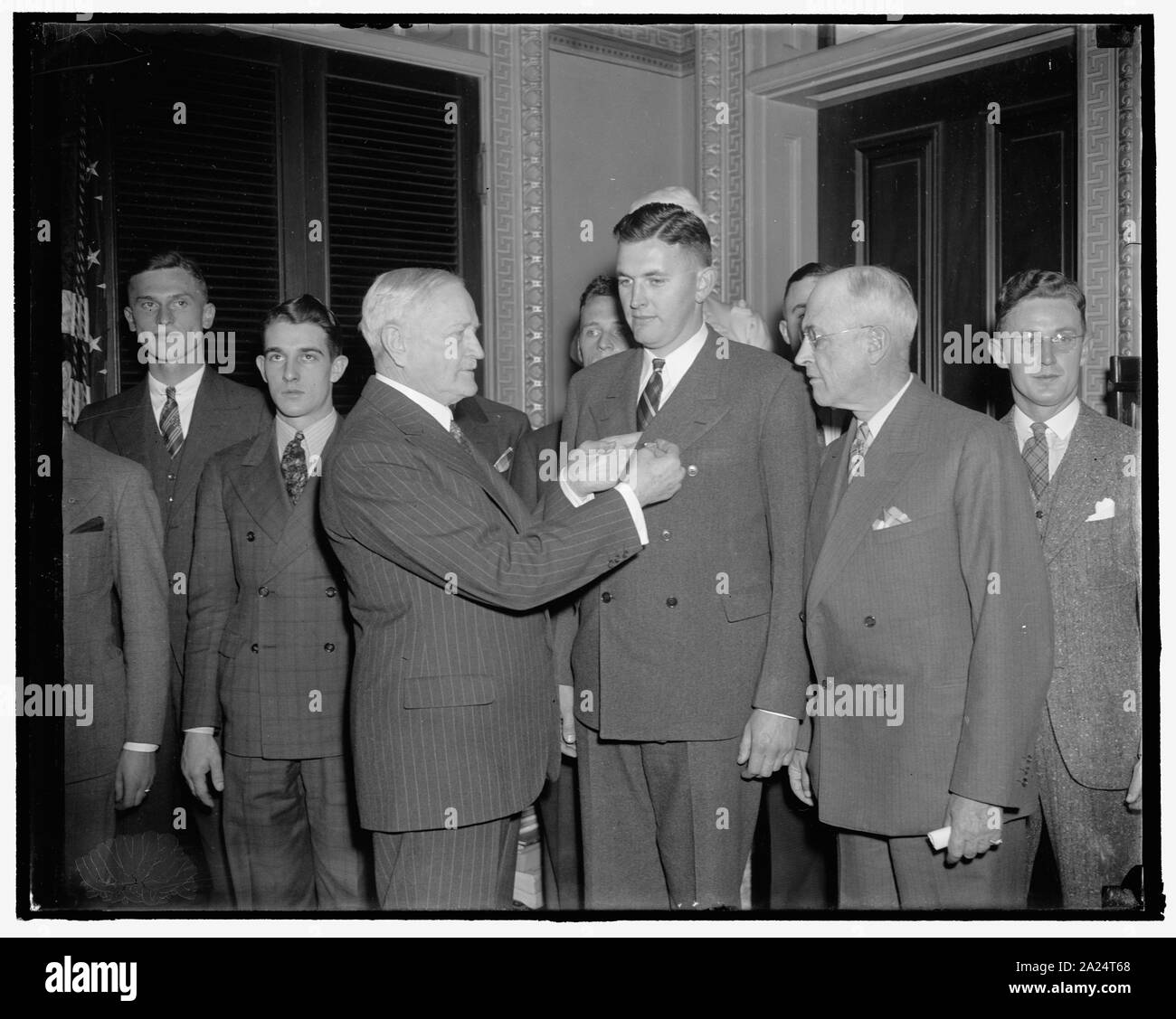Présente des médailles à des Pershing CCEM exceptionnel des stagiaires. Washington, D.C., Décembre 9. La médaille John Pershing pour réalisation remarquable dans l'éducation militaire a été présenté à la stagiaires exceptionnels de la Citizens' Camps d'entraînement militaire de 1937 par le général Pershing aujourd'hui au Ministère de la guerre. De gauche à droite : le général Pershing ; Mark S. Curtis, Mare Island, Californie ; et chef d'état-major américain, Malin Craig, 12/9/37 Banque D'Images