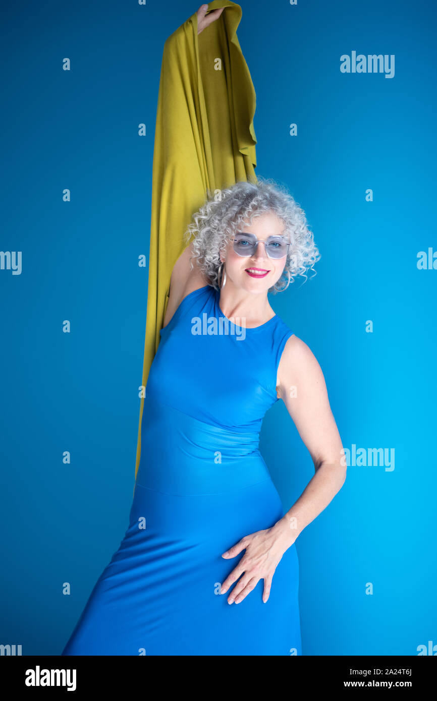 Bon à la dame d'âge mûr porter blue dress posing Banque D'Images