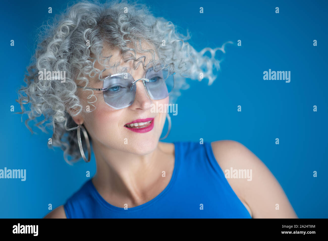 Close up of blue-eyed belle femme portant des lunettes lumineuses Banque D'Images