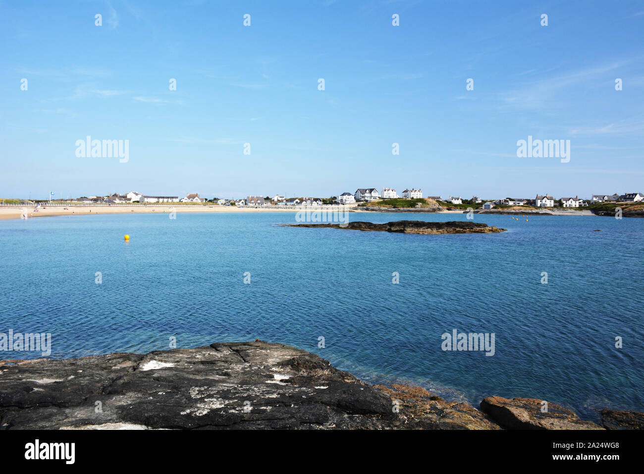 Vue sur la plage de Trearddur Bay sur Anglesey, dans le nord du pays de Galles Banque D'Images