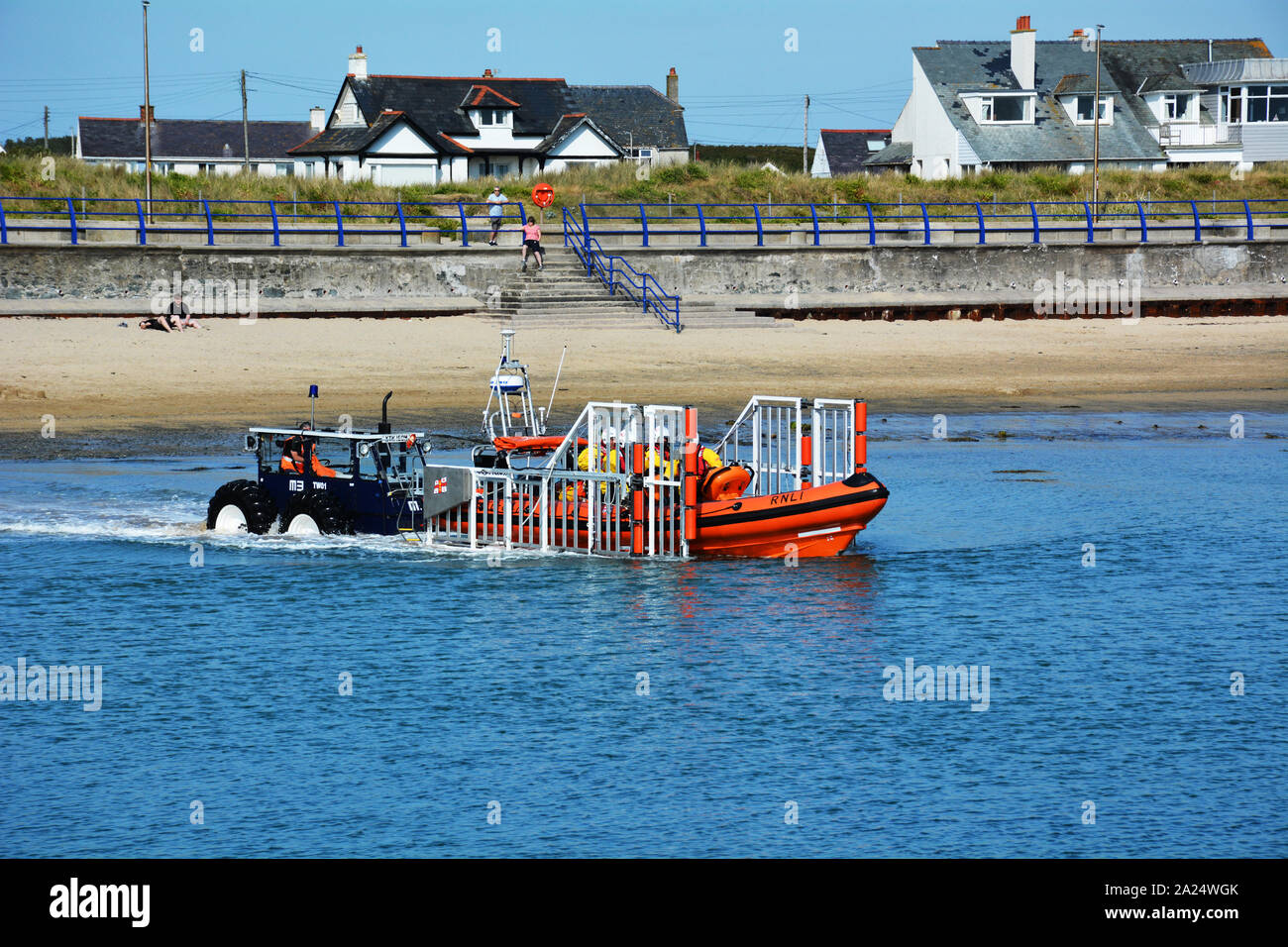 Trearddur Bay et de l'Atlantique 85 canots de classe d'exercice de formation sur le lancement d'un soir de printemps à partir de la station de sauvetage de la baie de Trearddur sur Anglesey. Banque D'Images