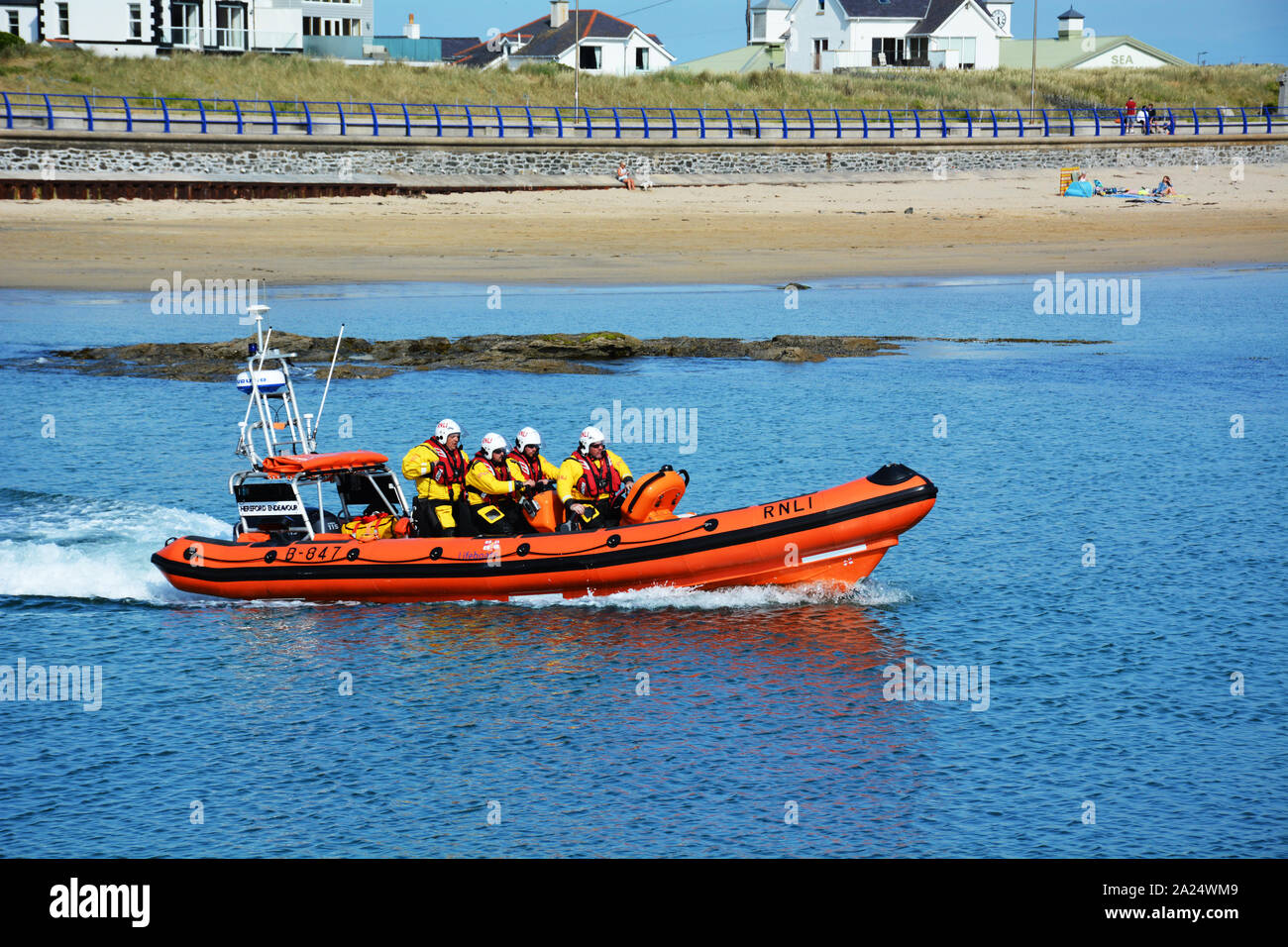 Trearddur Bay et de l'Atlantique 85 canots de classe d'exercice de formation sur le lancement d'un soir de printemps à partir de la station de sauvetage de la baie de Trearddur sur Anglesey. Banque D'Images