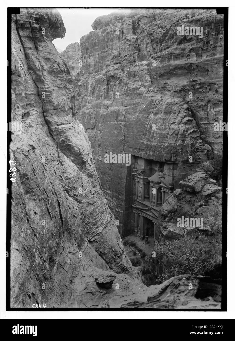 Wadi Musa (Petra). El-Khazneh. Vu de falaises à travers le siq inférieur Banque D'Images
