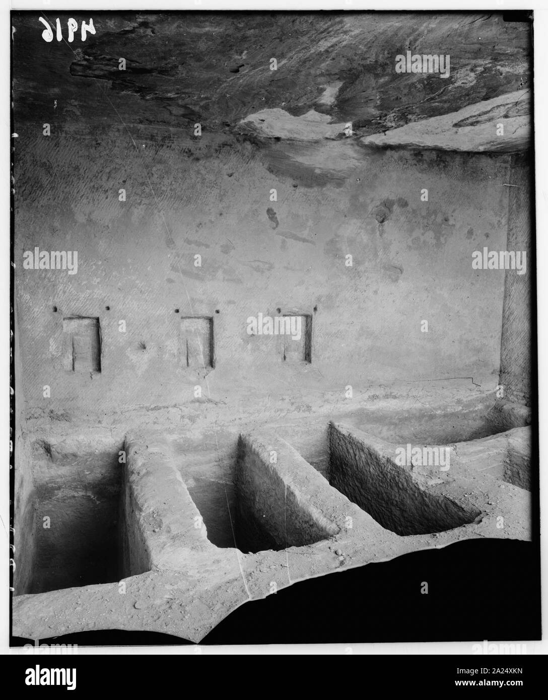 Petra (Wadi Musa) El-M'esrah domaine. L'intérieur d'un tombeau nabatéen. Tombes de plancher avec un emblème Dushara à chaque chef de Banque D'Images