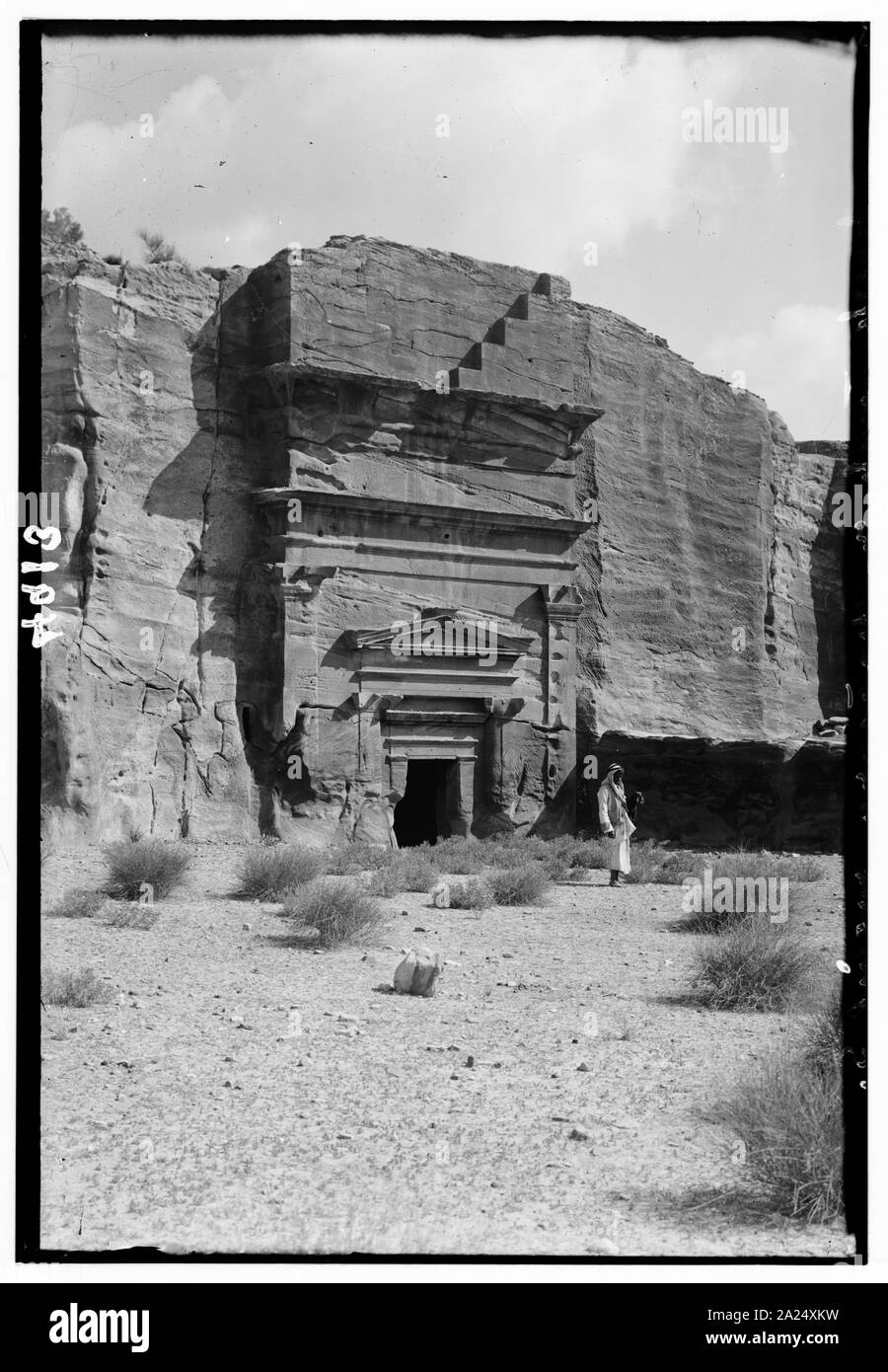 Petra (Wadi Musa) El-M'esrah domaine. Les corniches double typique tombe. Avec pilastres, chapiteaux Nabatéens et porte à fronton classique de la conception. El-M'esrah Banque D'Images