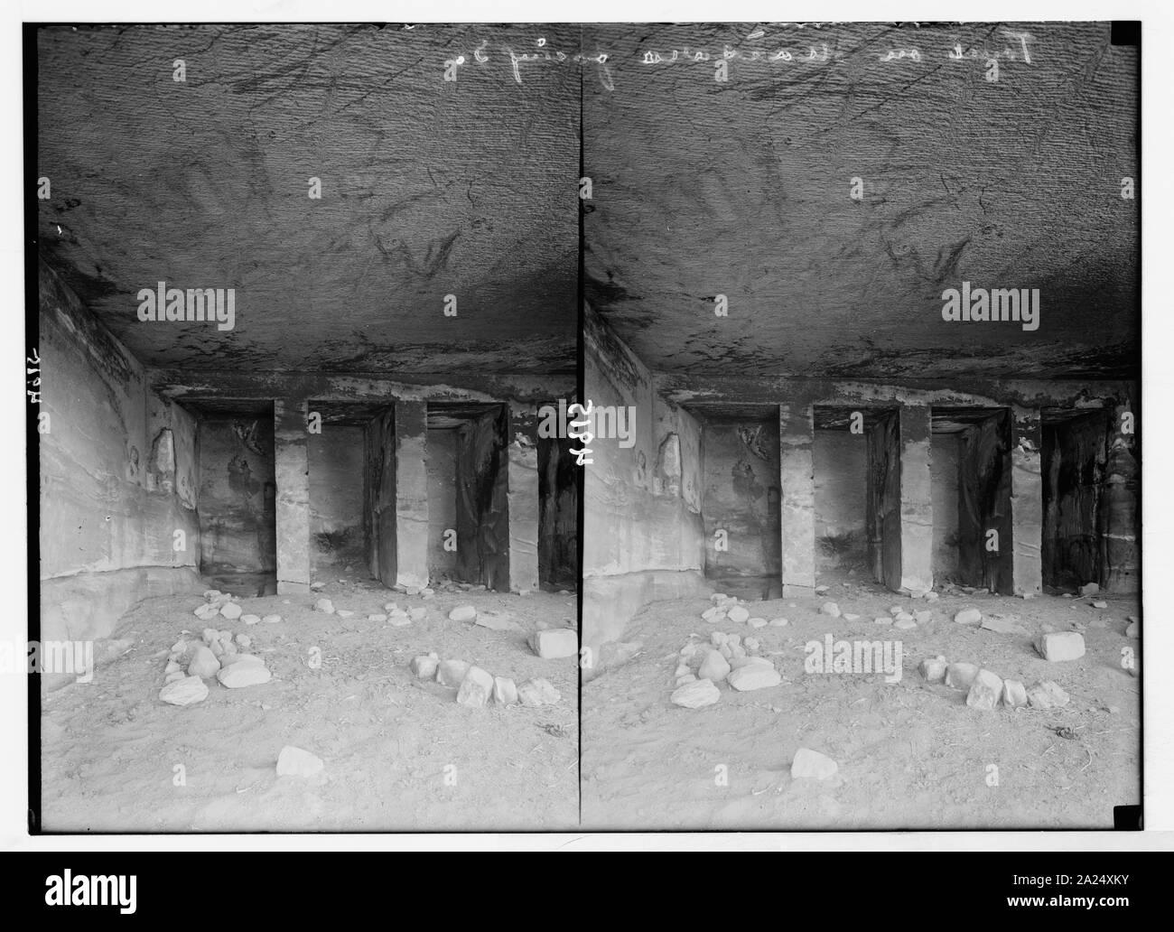 Wadi Musa (Petra). El-M'esrah domaine. Un tombeau de l'intérieur. Avec évidements grave montrant dans une tombe d'un plancher Banque D'Images