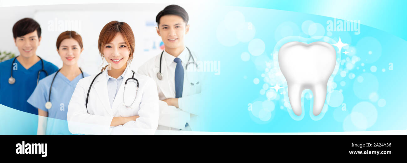Groupe des médecins avec les concepts de la dent saine Banque D'Images
