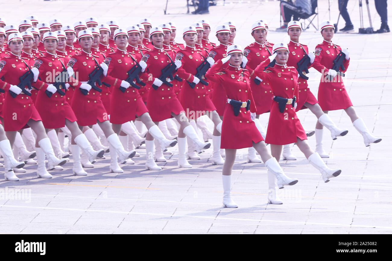 Beijing, Chine. 1 octobre, 2019. Une formation de la milice des femmes prend part à un grand défilé militaire célébrant le 70e anniversaire de fondation de la République populaire de Chine à Beijing, capitale de Chine, le 1er octobre 2019. Credit : Yin Gang/Xinhua/Alamy Live News Banque D'Images