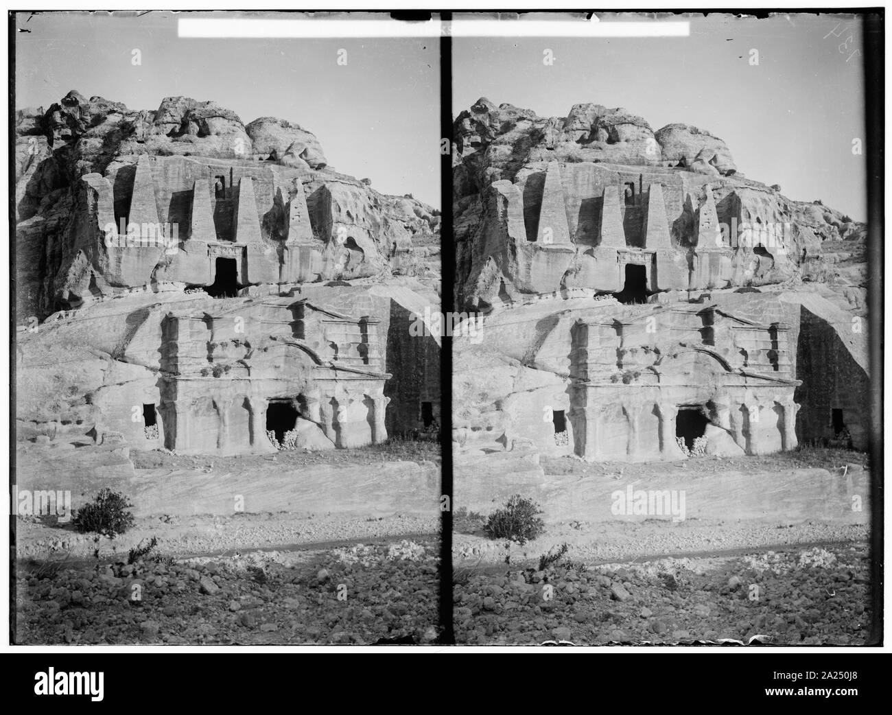 Petra en Transjordanie. Tombeau avec les obélisques Banque D'Images