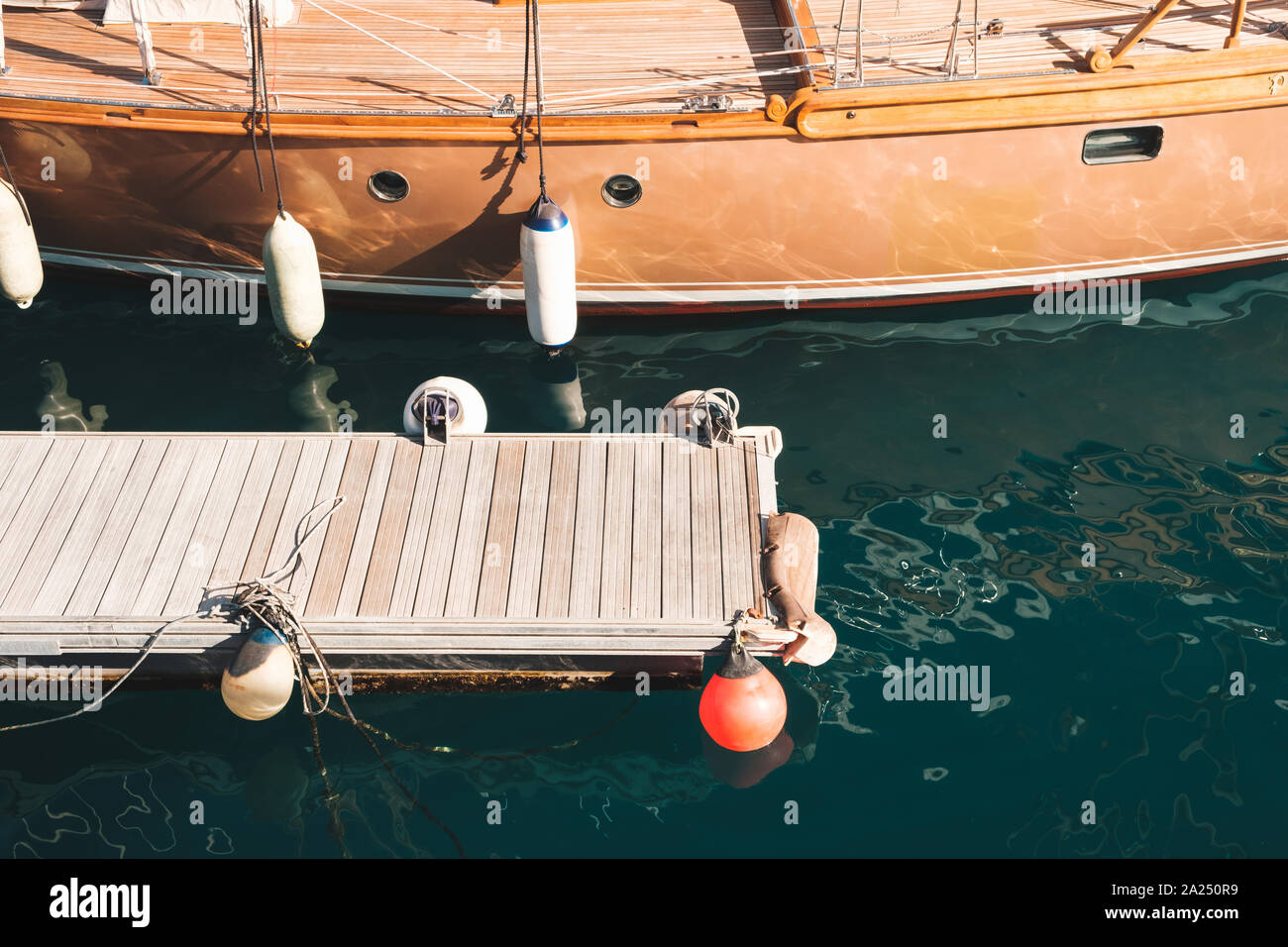 Embarcadère et bateau à voile, quai de stationnement Banque D'Images