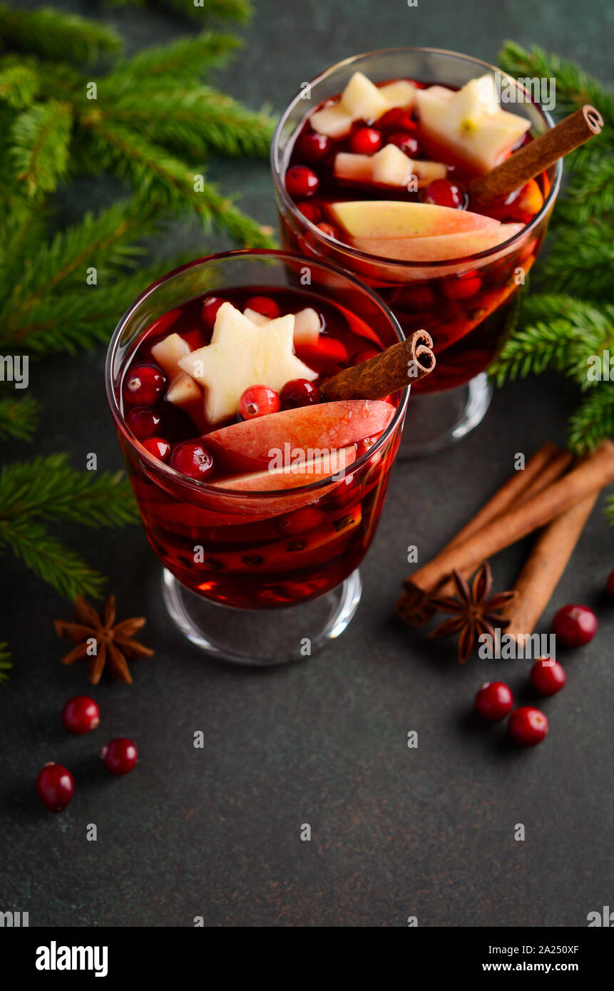 Vin chaud de Noël avec Apple, Orange et canneberges. Concept de vacances décorée de branches de sapin, de canneberges et d'épices. Banque D'Images