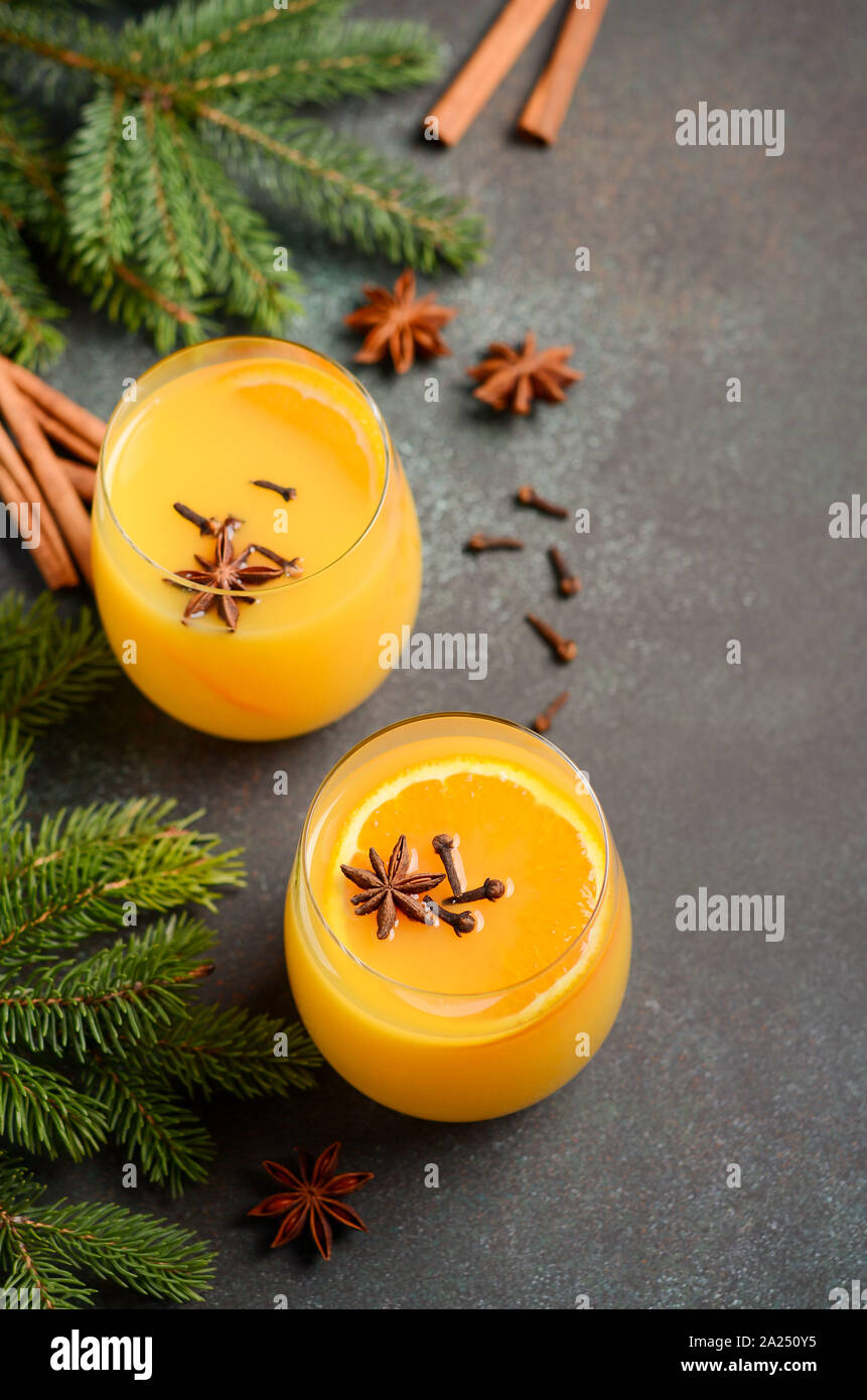 Automne Hiver chaud cocktail Punch orange épicé avec des épices. Concept de vacances décorée de branches de sapin et d'épices. Banque D'Images